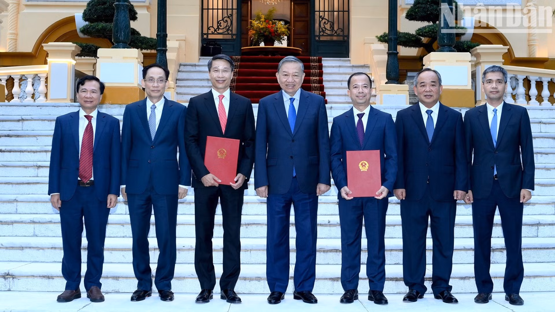 [Foto] Máximo dirigente de Vietnam entrega decisiones de nombramiento de nuevos embajadores