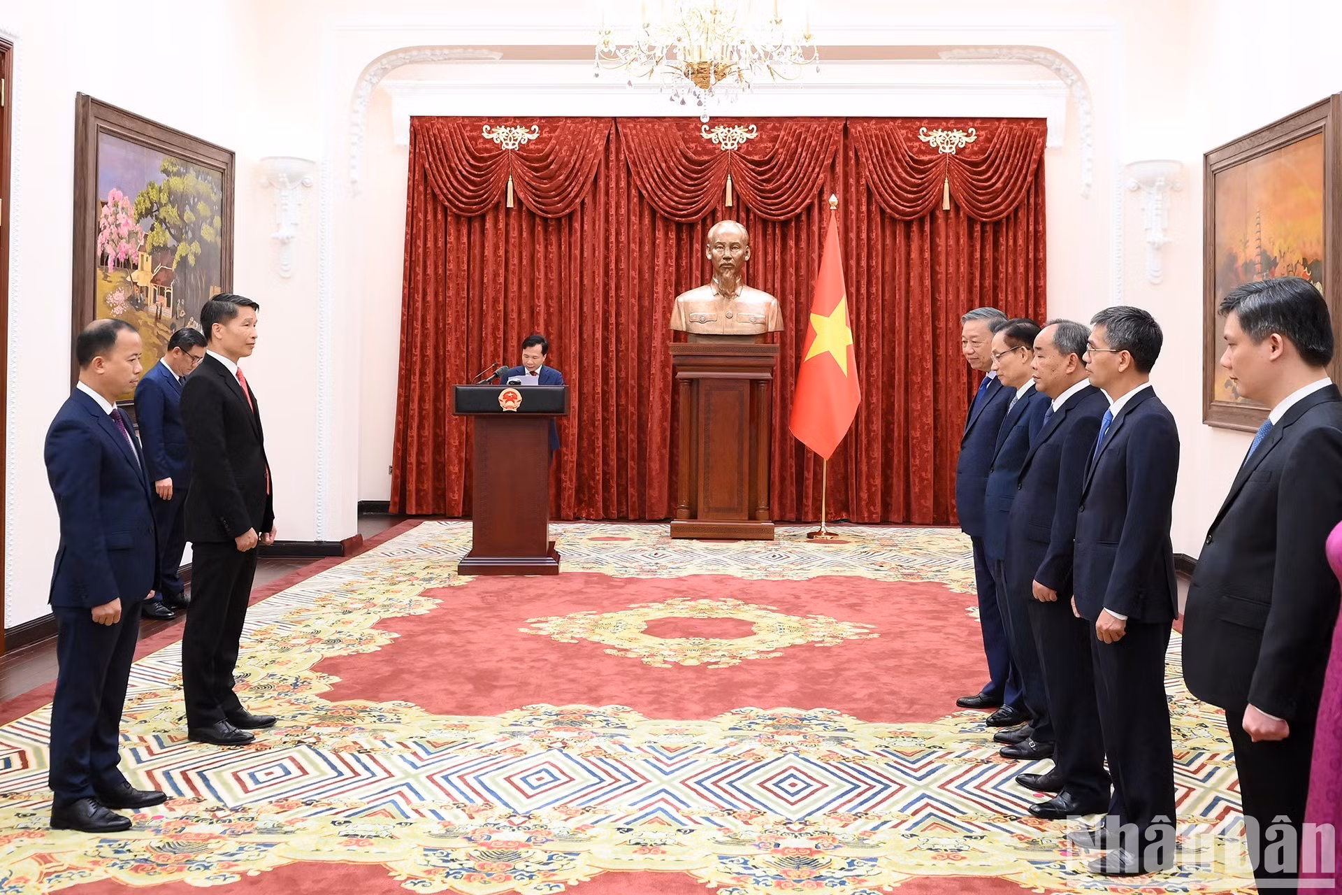 El máximo líder vietnamita preside el acto de entregar las decisiones de nombramiento a los nuevos embajadores del país en el ultramar.