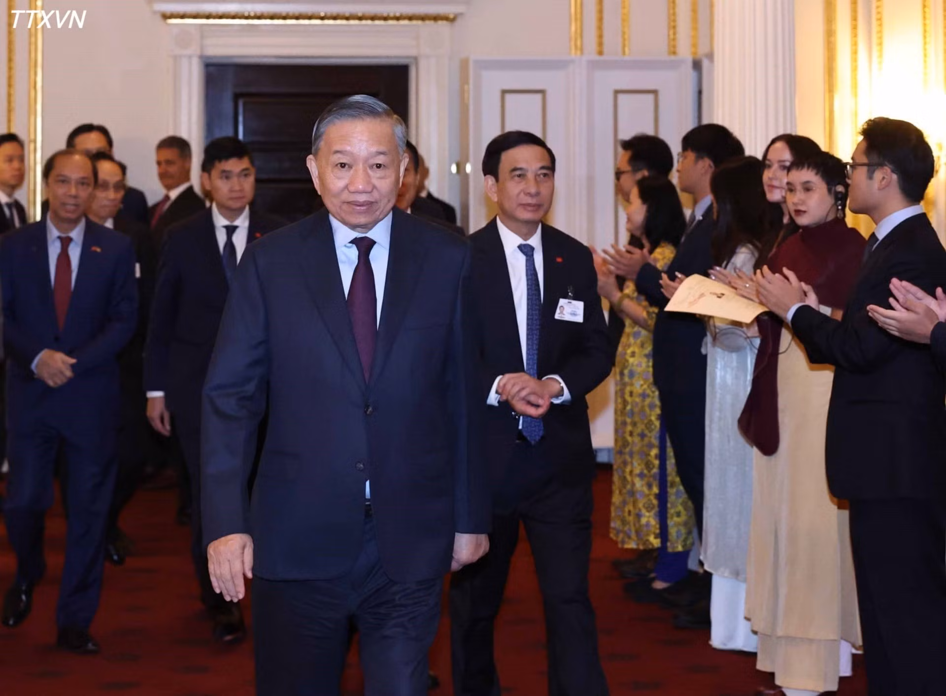 El máximo dirigente vietnamita, To Lam, asiste al evento.