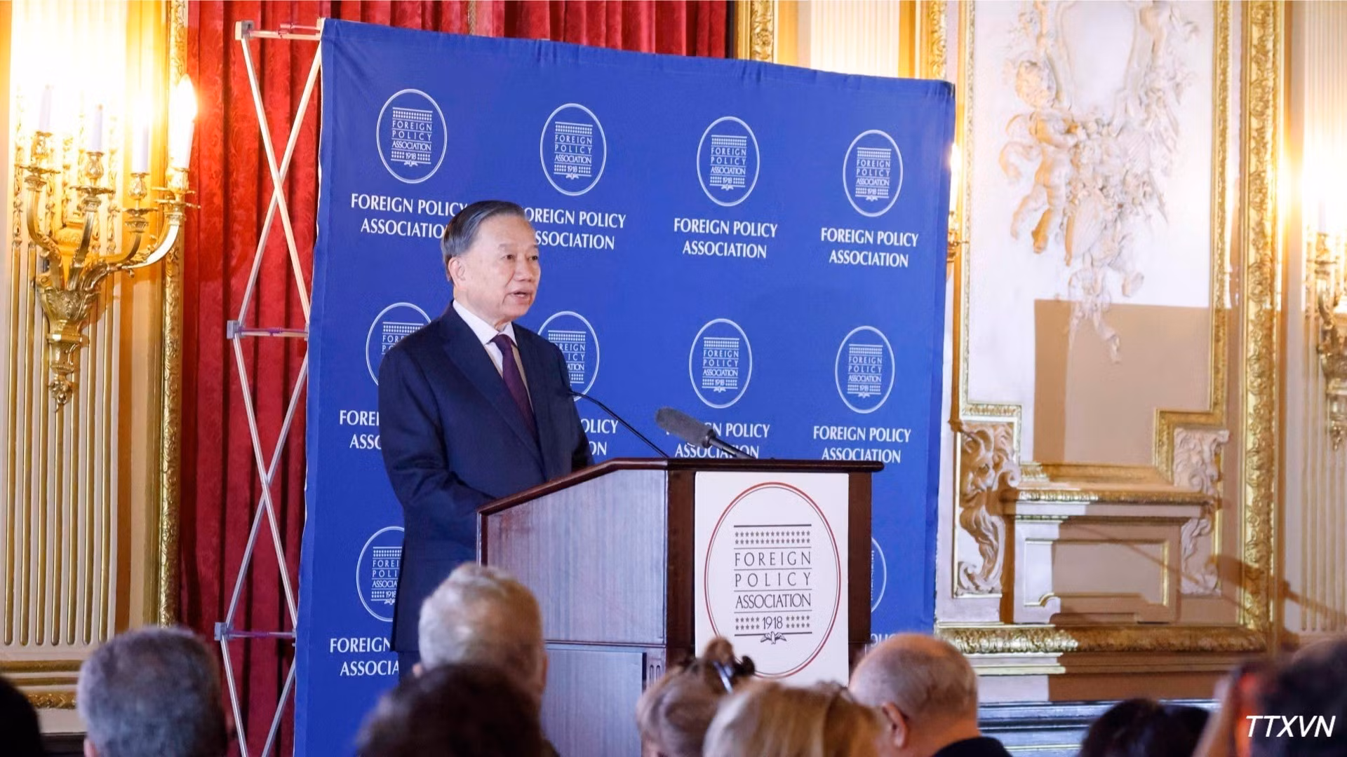 El líder vietnamita To Lam pronuncia un discurso en el evento.