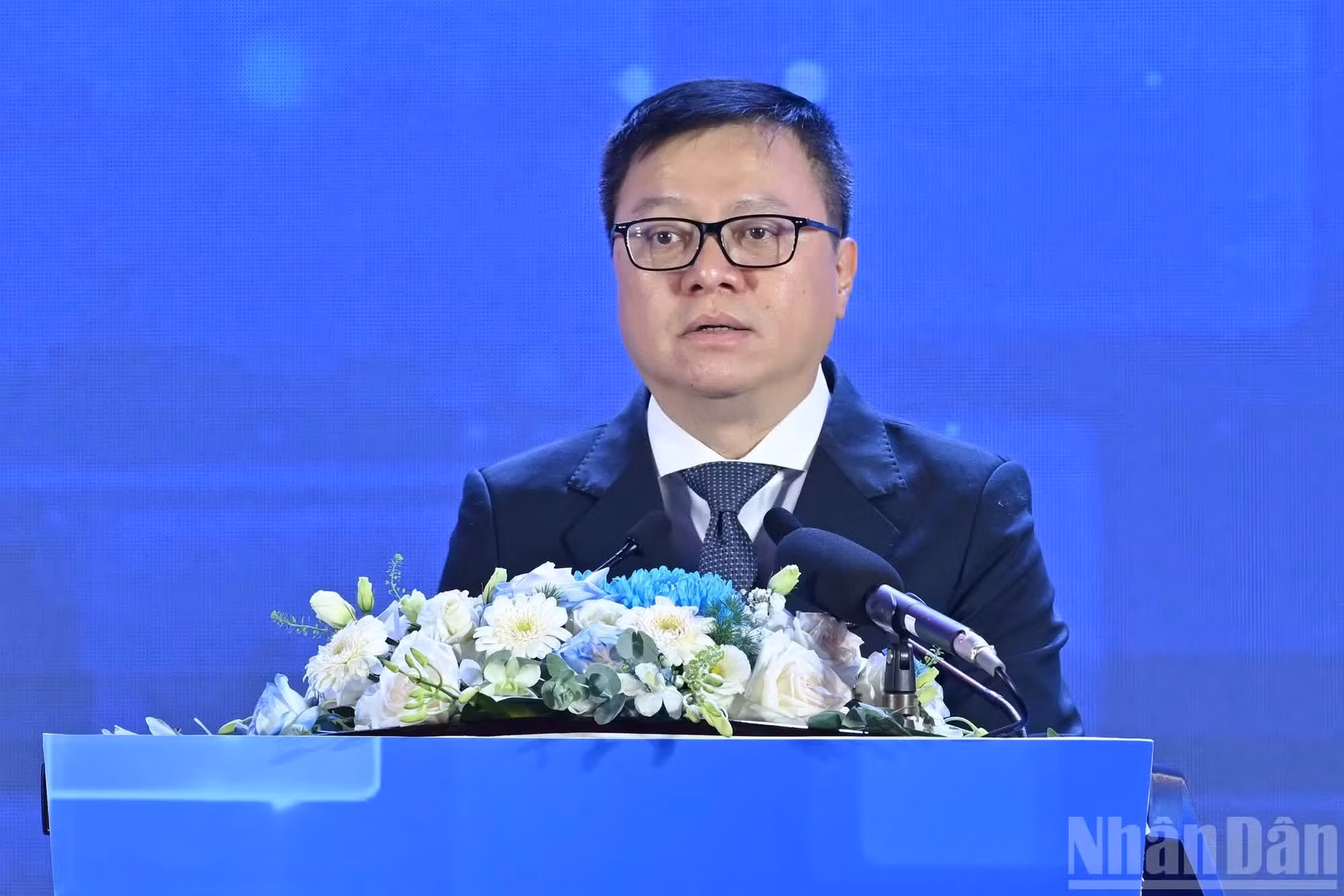 Le Quoc Minh, miembro del Comité Central del Partido, subjefe de su Comisión de Propaganda, Educación y Movilización de Masas, presidente-editor del periódico Nhan Dan (Pueblo) y titular de la Asociación de Periodistas de Vietnam toma la palabra en la cita.