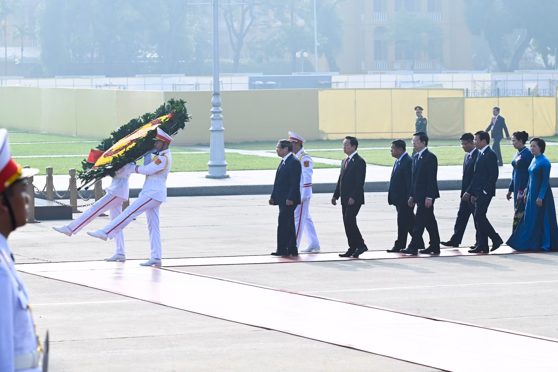 El secretario del PCV en el Gobierno, el premier Pham Minh Chinh, al frente de una delegación de los asistentes al evento, rinde homenaje al Presidente Ho Chi Minh.