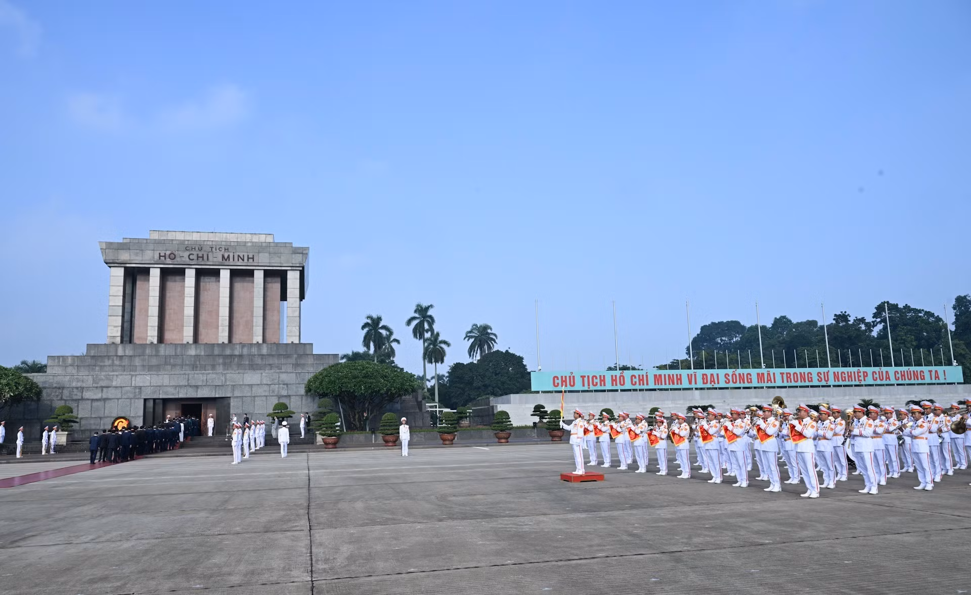 [Foto] Asistentes a la Asamblea del Comité del PCV en el Gobierno vietnamita rinden homenaje al Presidente Ho Chi Minh