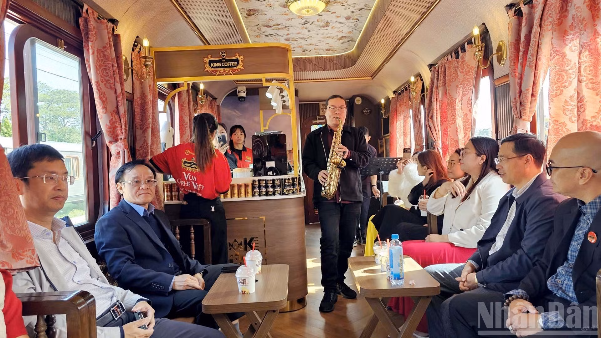 Los pasajeros disfrutan de café y música a bordo del tren, en un recorrido de 14 kilómetros de ida y vuelta.