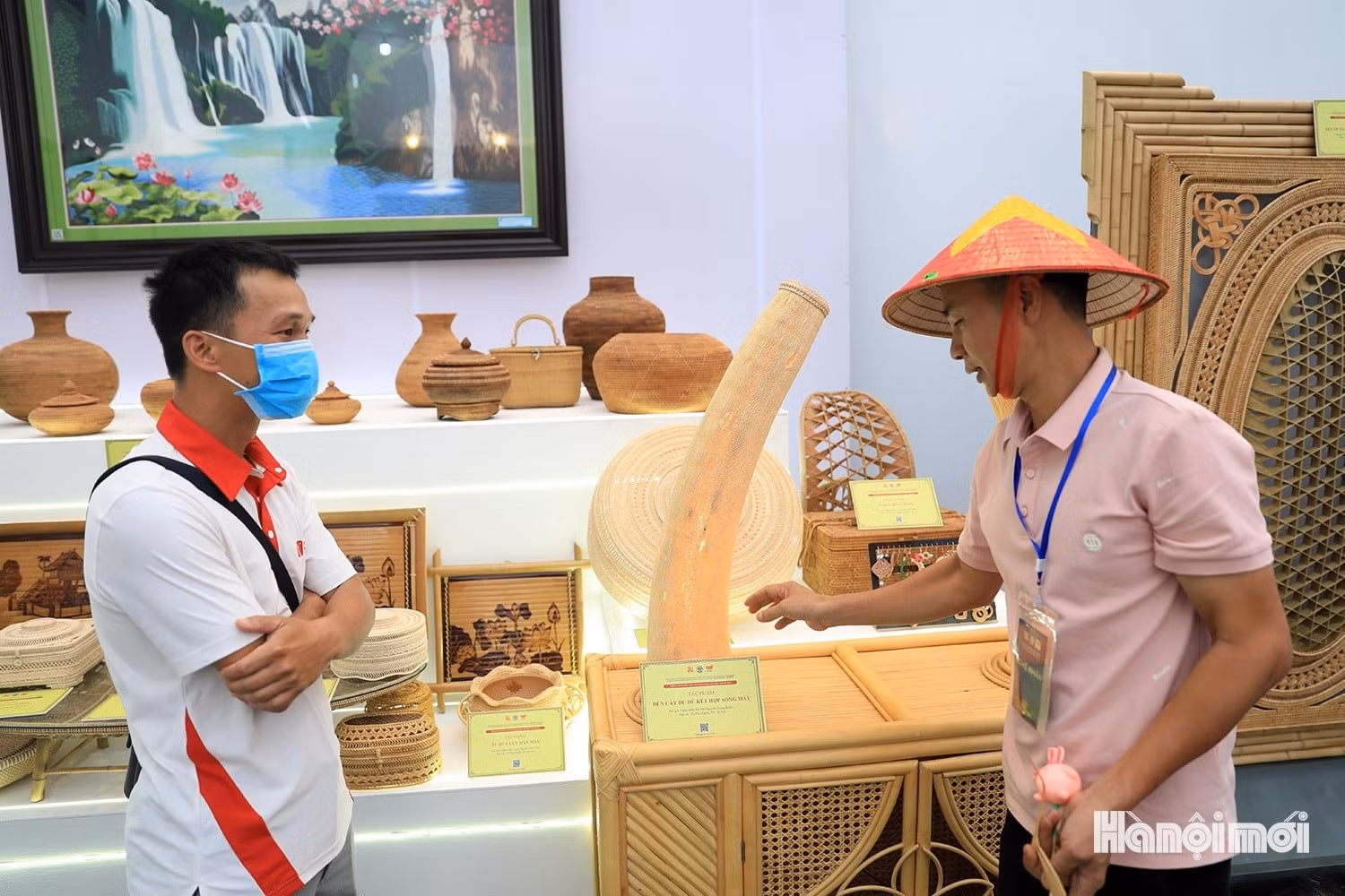 También atraen el interés de numerosos visitantes los productos de bambú y ratán de la comuna de Phu Nghia.