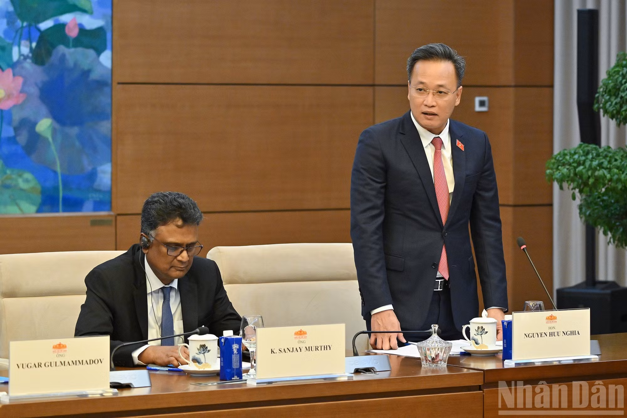El auditor general del Estado de Vietnam, Nguyen Huu Nghia, pronuncia un discurso.