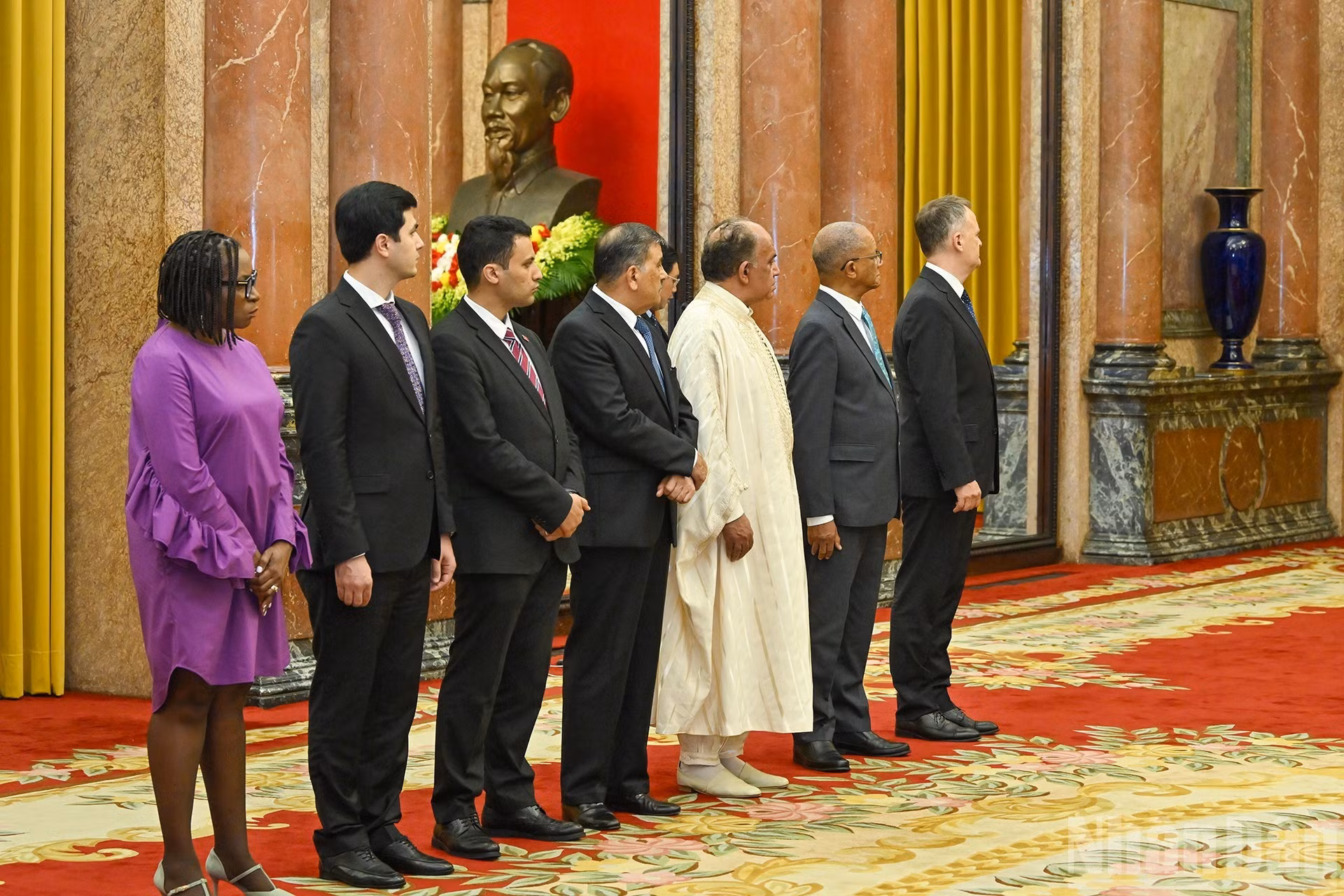 Los embajadores concurrentes de Jamaica, Túnez, Eslovenia y Tayikistán, y otros delegados.