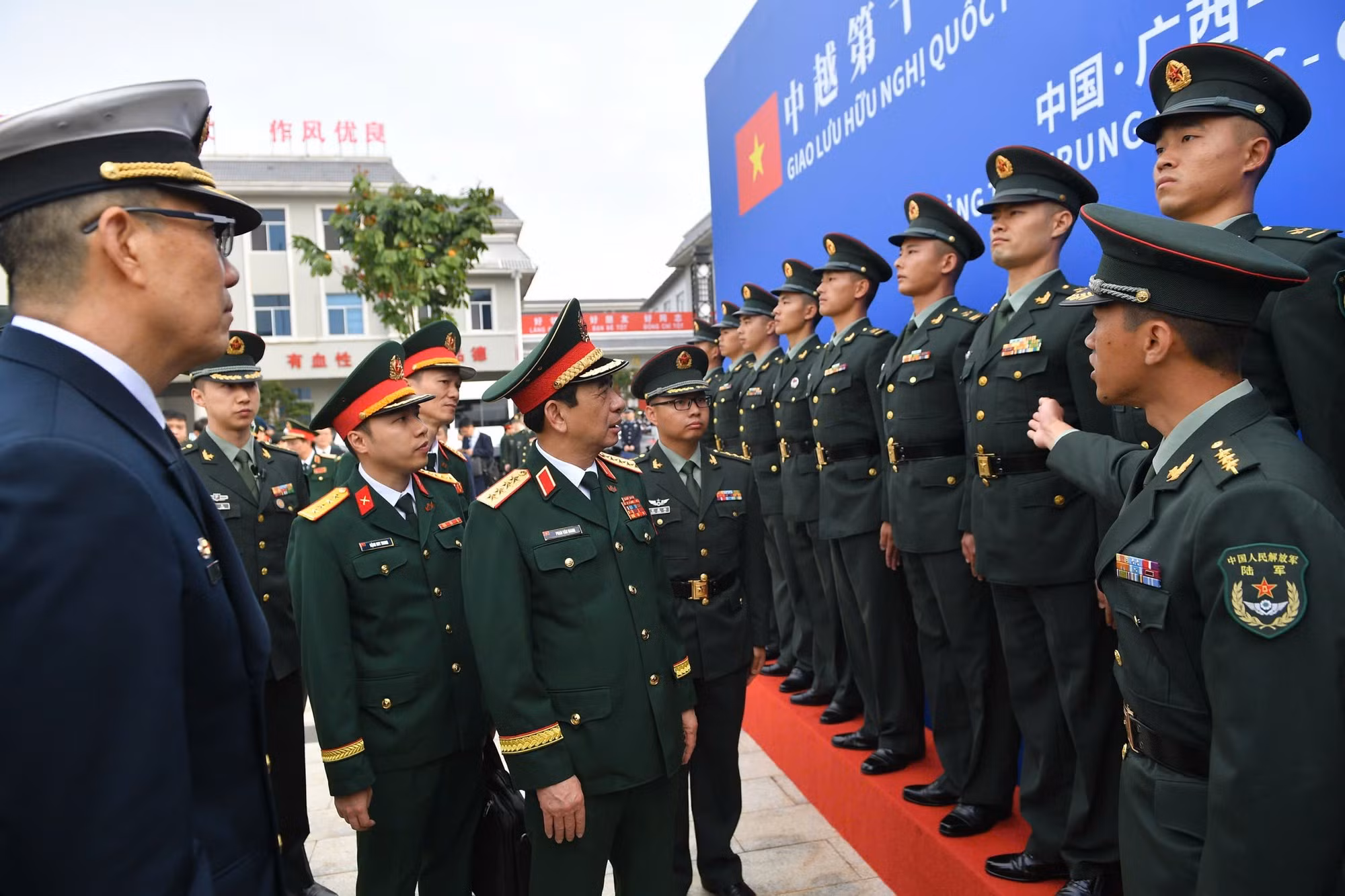El general Phan Van Giang visita una unidad y conversa con oficiales y soldados de la compañía fronteriza de Dongxing (China).