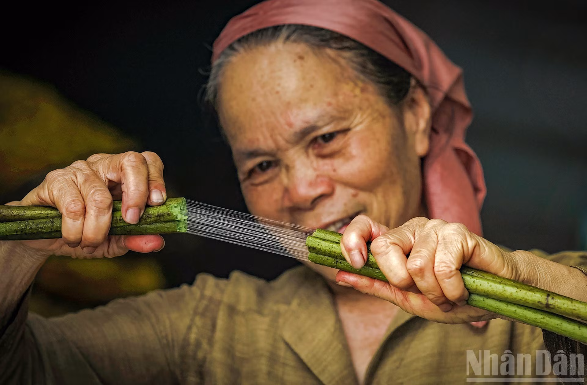 La artesana Phan Thi Thuan ha dedicado su vida al oficio de tejer la seda de loto y la seda tradicional.