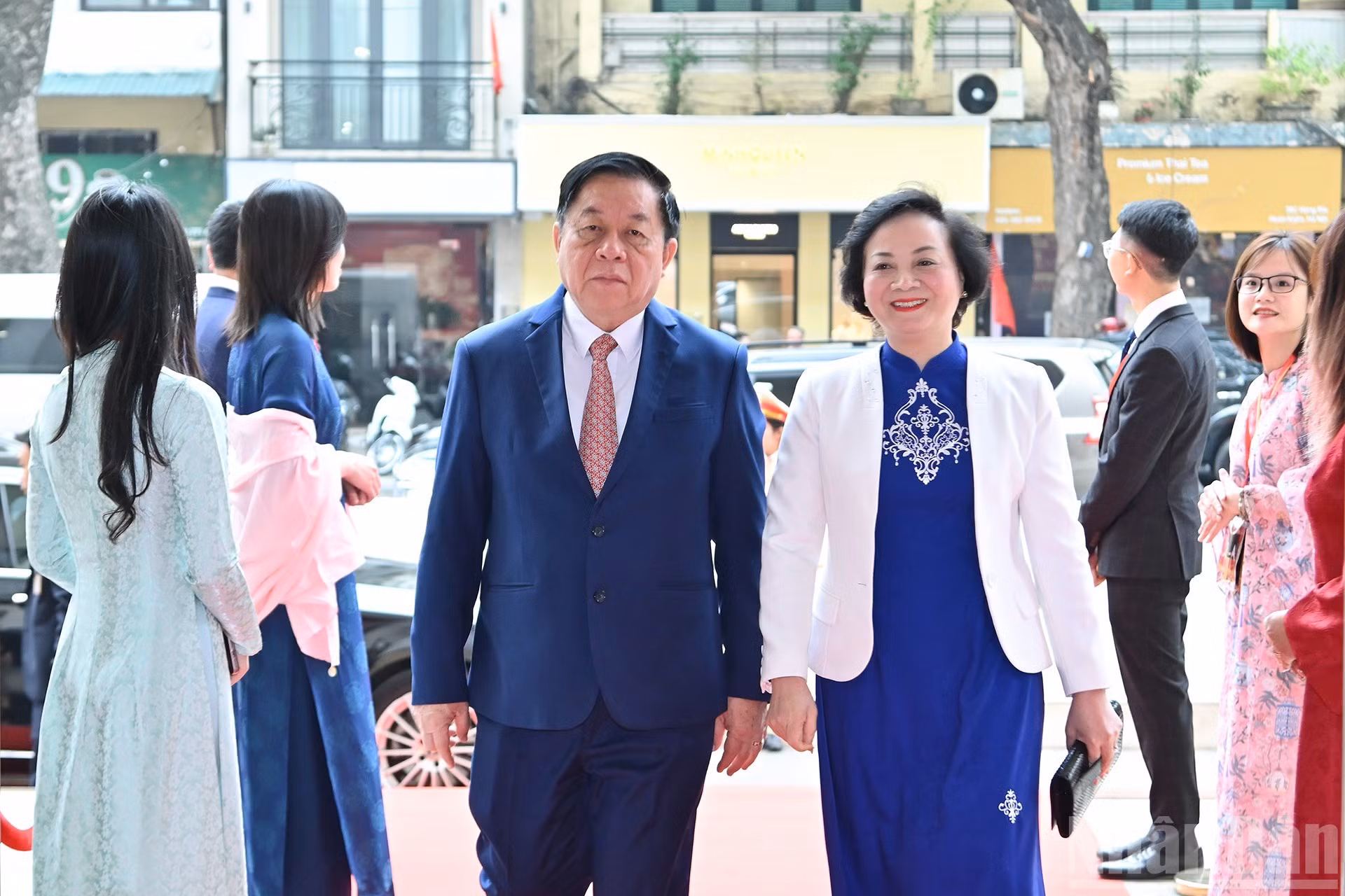 El jefe de la Dirección General de Política del Ejército Popular de Vietnam, Nguyen Trong Nghia, y la viceprimera ministra Pham Thi Thanh Tra, acuden al evento.
