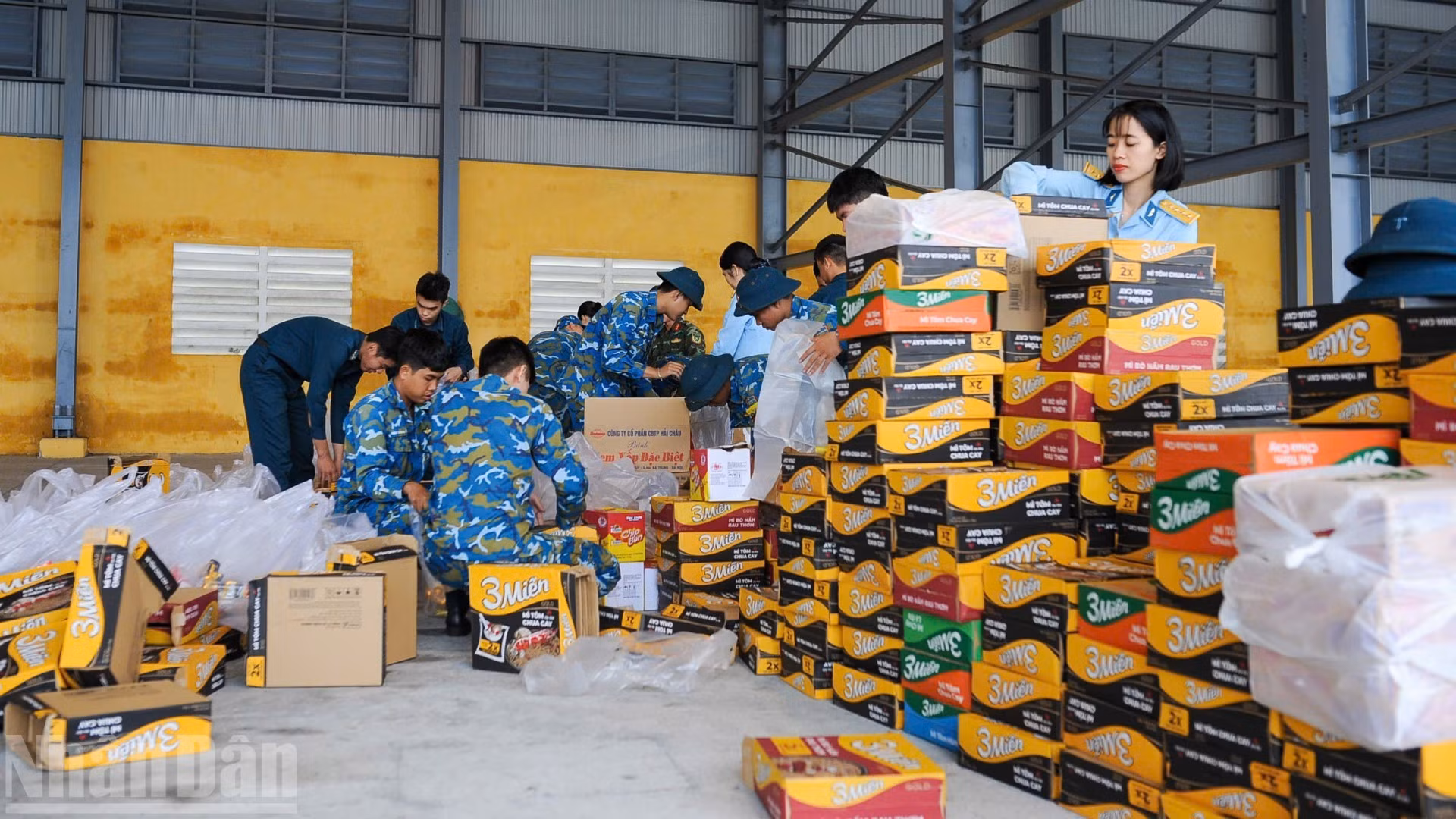En cumplimiento de las directrices de la Fuerza de Defensa Aérea y Antiaérea, los oficiales y soldados trabajan con prontitud para recibir, organizar y clasificar artículos destinados a los damnificados por inundaciones.