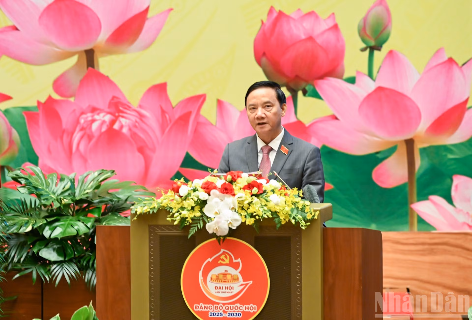 El vicesecretario permanente del Comité del PCV de la ANV, el subtitular Nguyen Khac Dinh presenta el informe político.