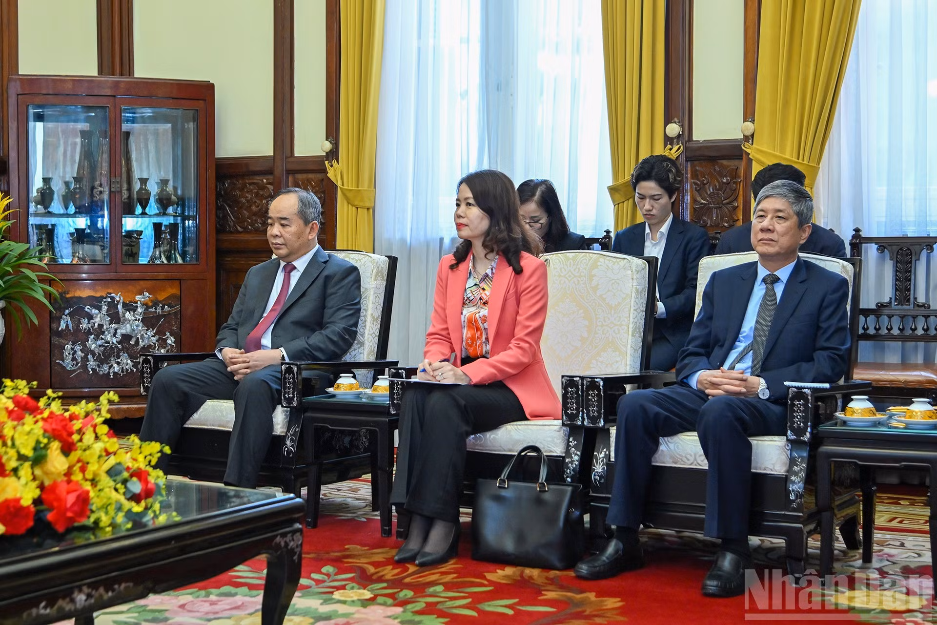 Funcionarios vietnamitas acuden al encuentro.