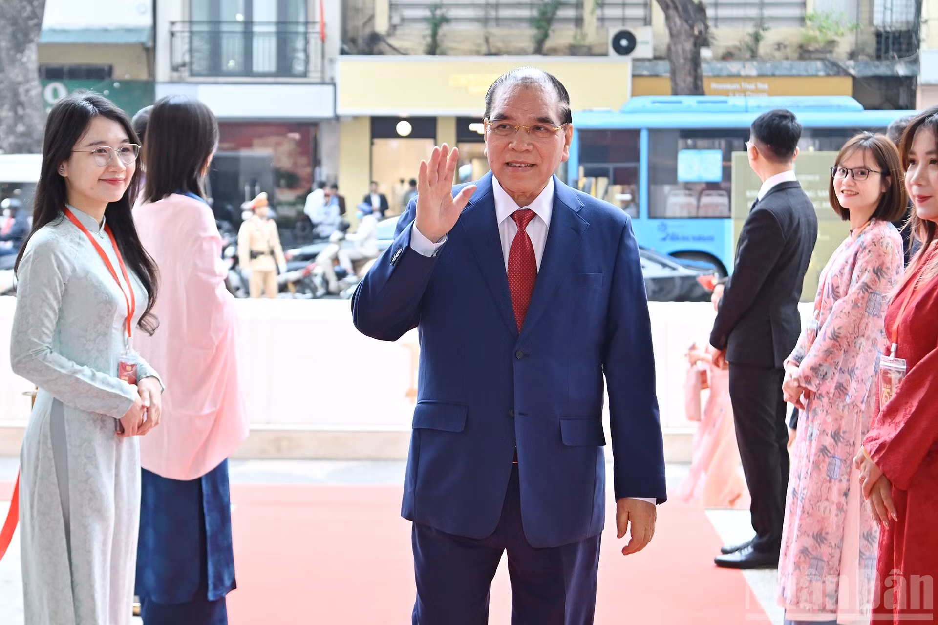 El exsecretario general del PCV, Nong Duc Manh, asiste al evento. 