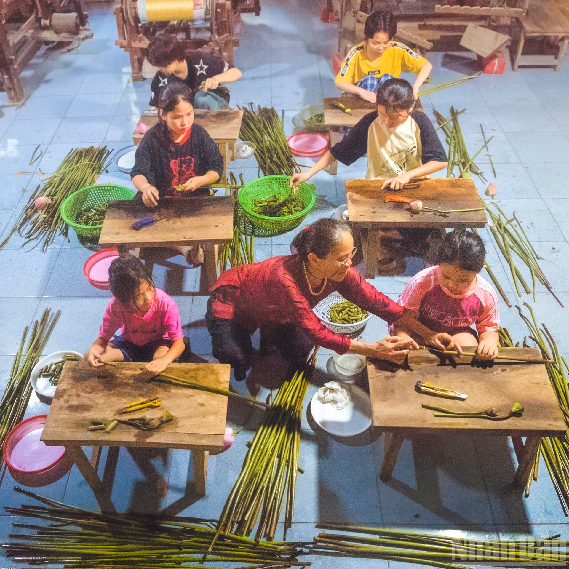 La artesana Phan Thi Thuan enseña el oficio de manera gratuita a los niños.