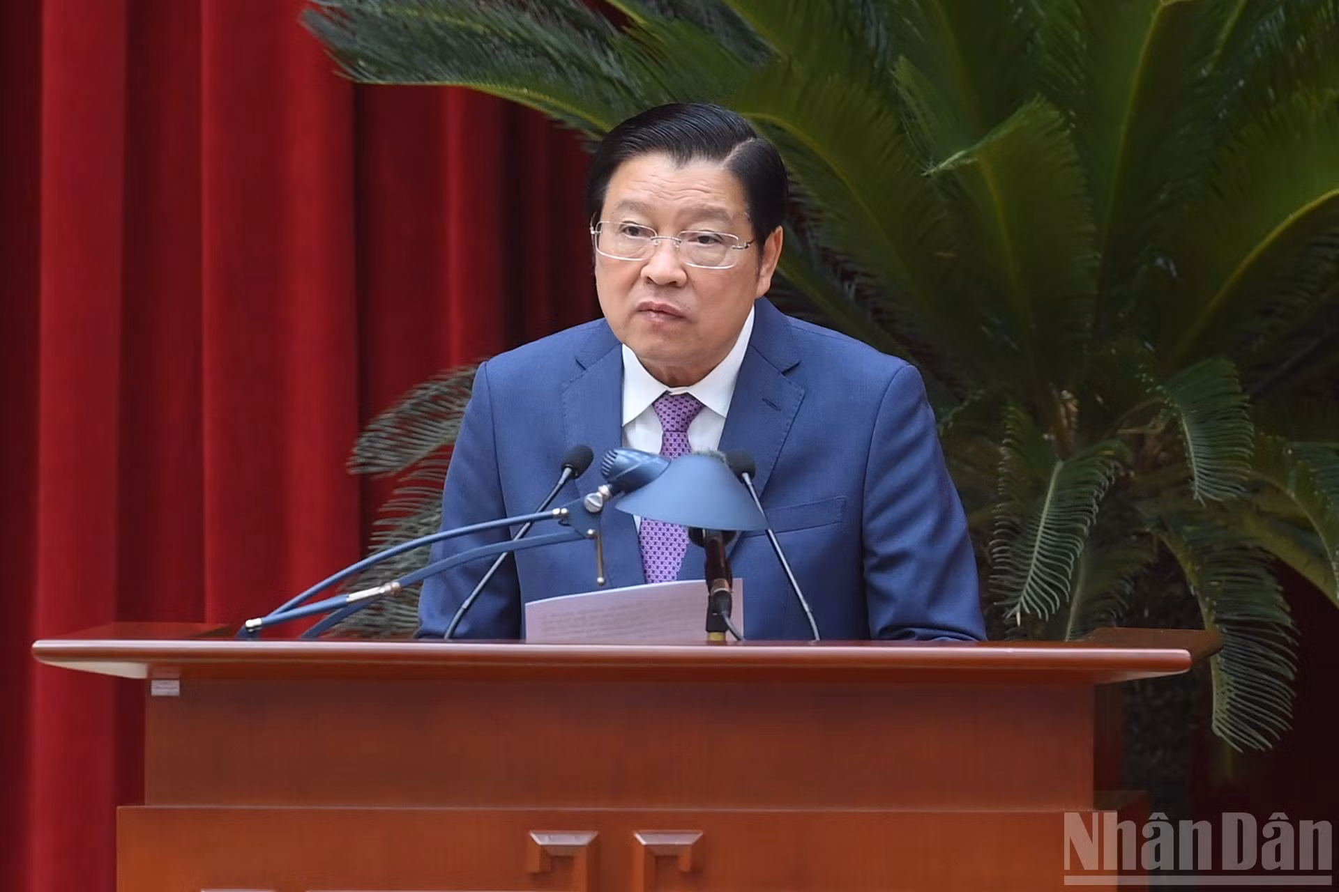 El jefe de la Comisión de Asuntos Internos del Comité Central del PCV, Phan Dinh Trac, toma la palabra en la cita.