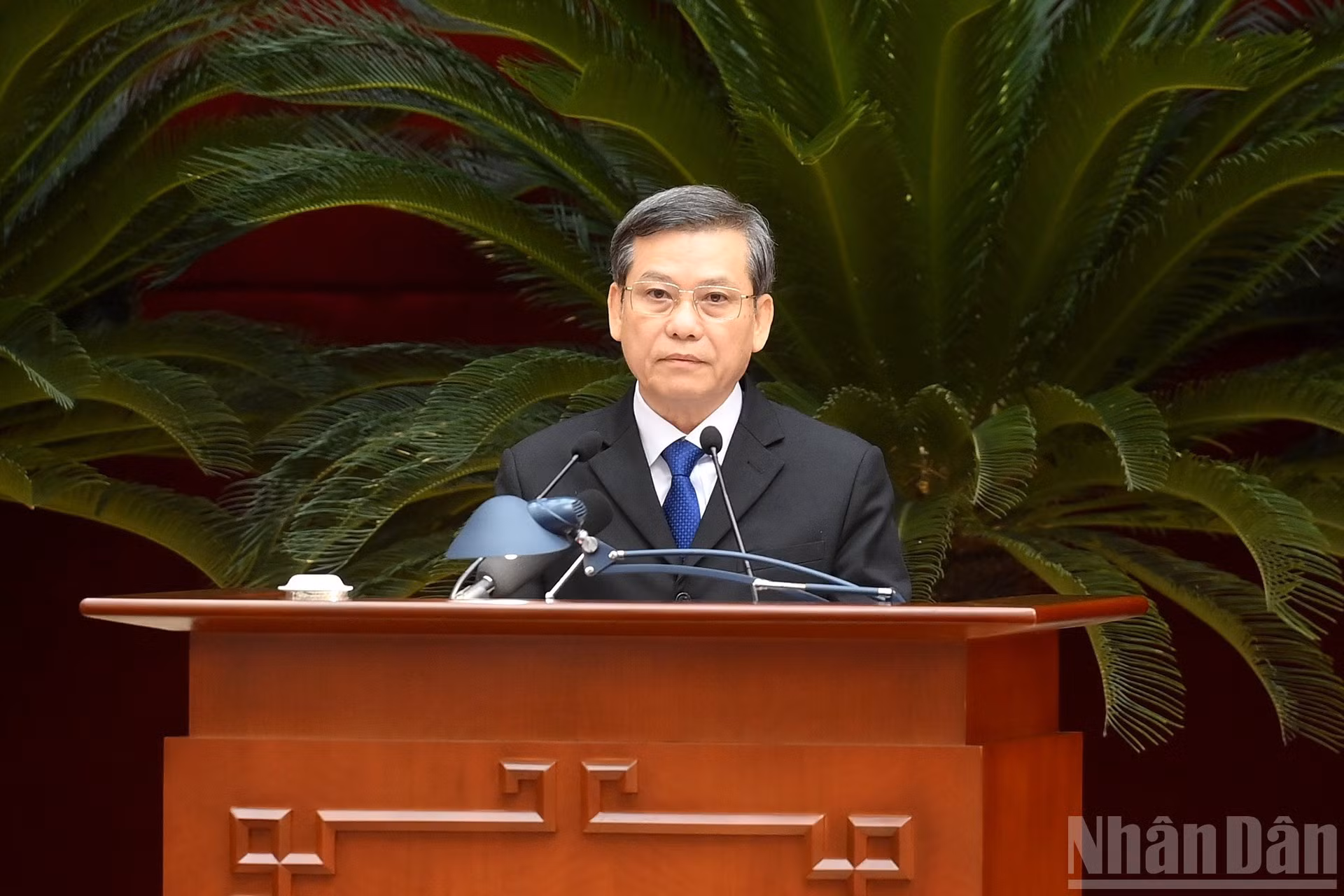 El subjefe permanente de la Comisión de Asuntos Internos del Comité Central del PCV, Le Minh Tri, presenta un informe en la conferencia.