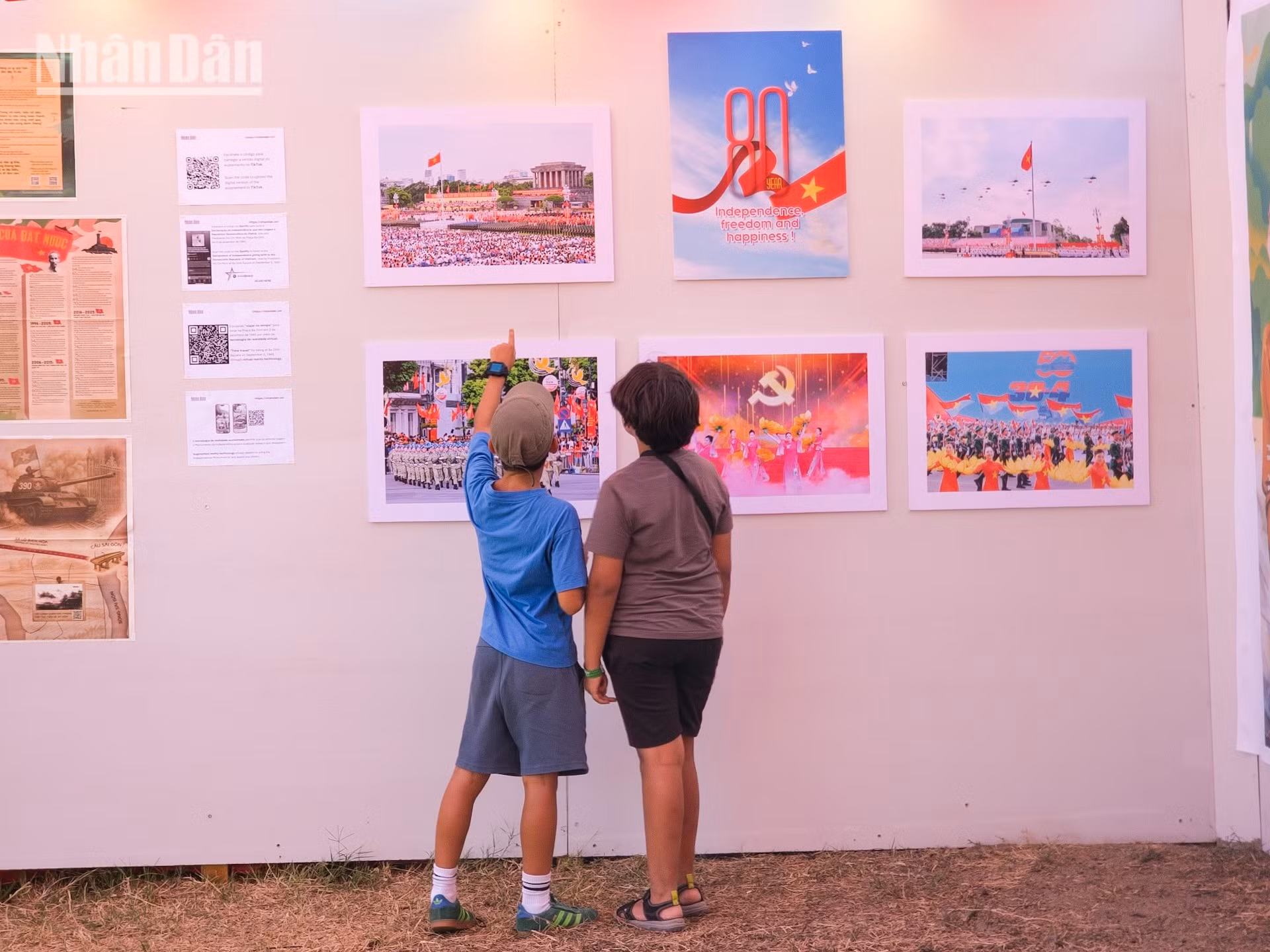 Niños de diferentes países quedan fascinados con las imágenes del desfile conmemorativo por el 80º aniversario del Día Nacional, celebrado el 2 de septiembre de 2025 en la Plaza Ba Dinh.
