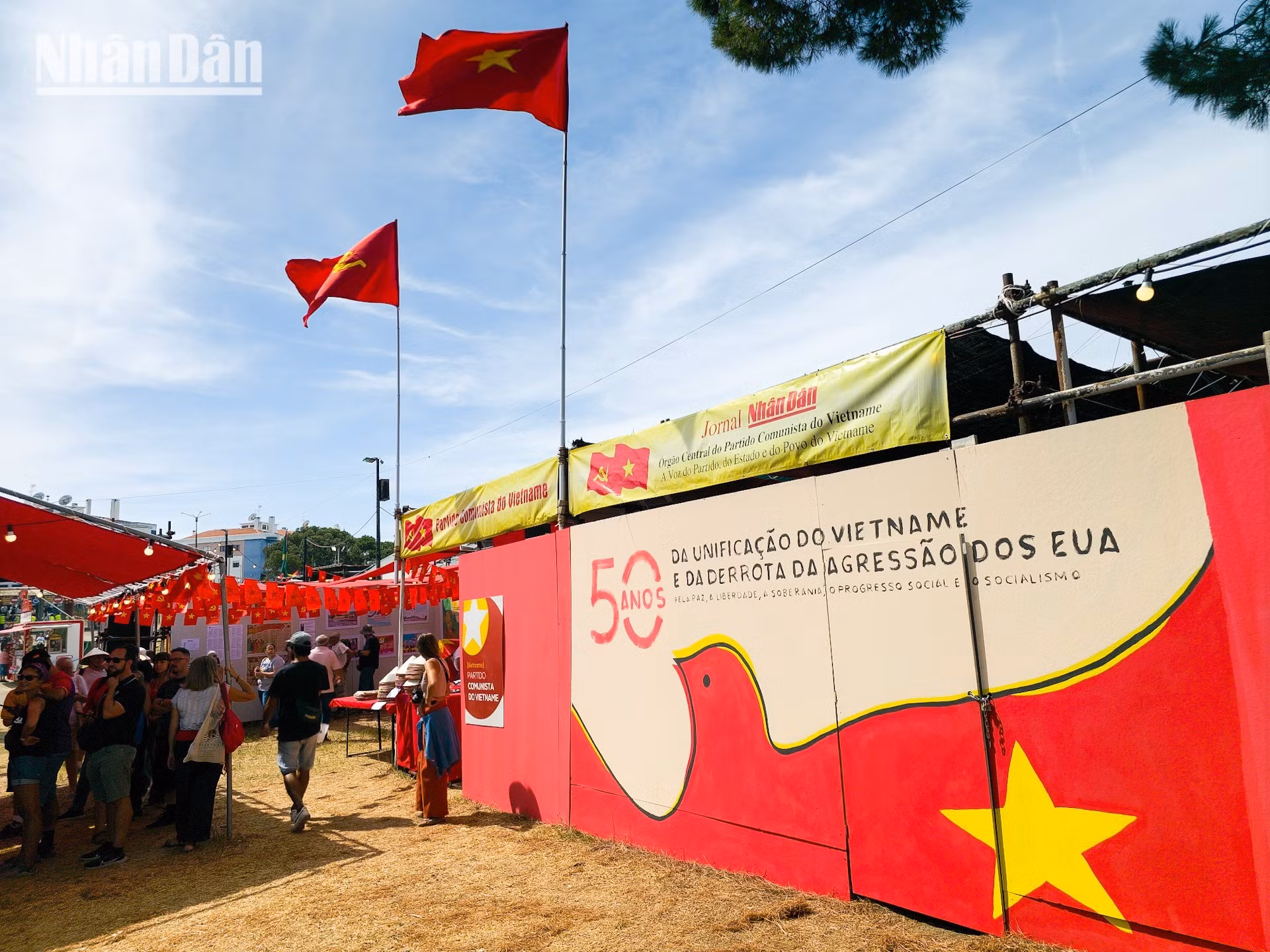 La delegación de Nhan Dan, encabezada por su presidente-editor Le Quoc Minh, participa activamente en diversas actividades del Festival Avante 2025, celebrado del 5 al 7 de septiembre.