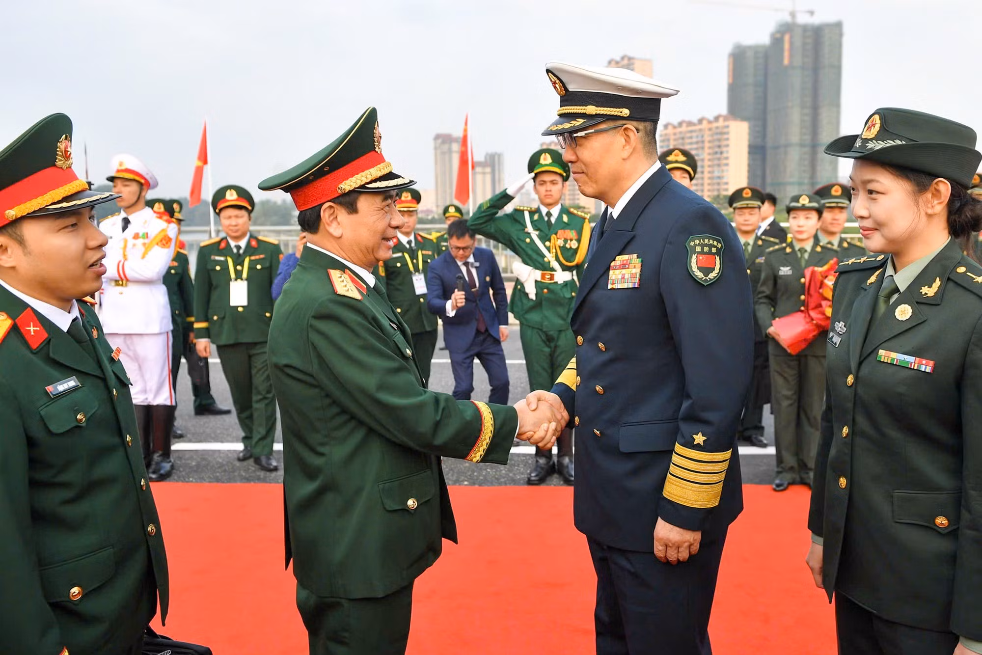 En el segundo día del evento, el teniente general Dong Jun recibe al general Phan Van Giang en el paso fronterizo internacional de Dongxing (China).