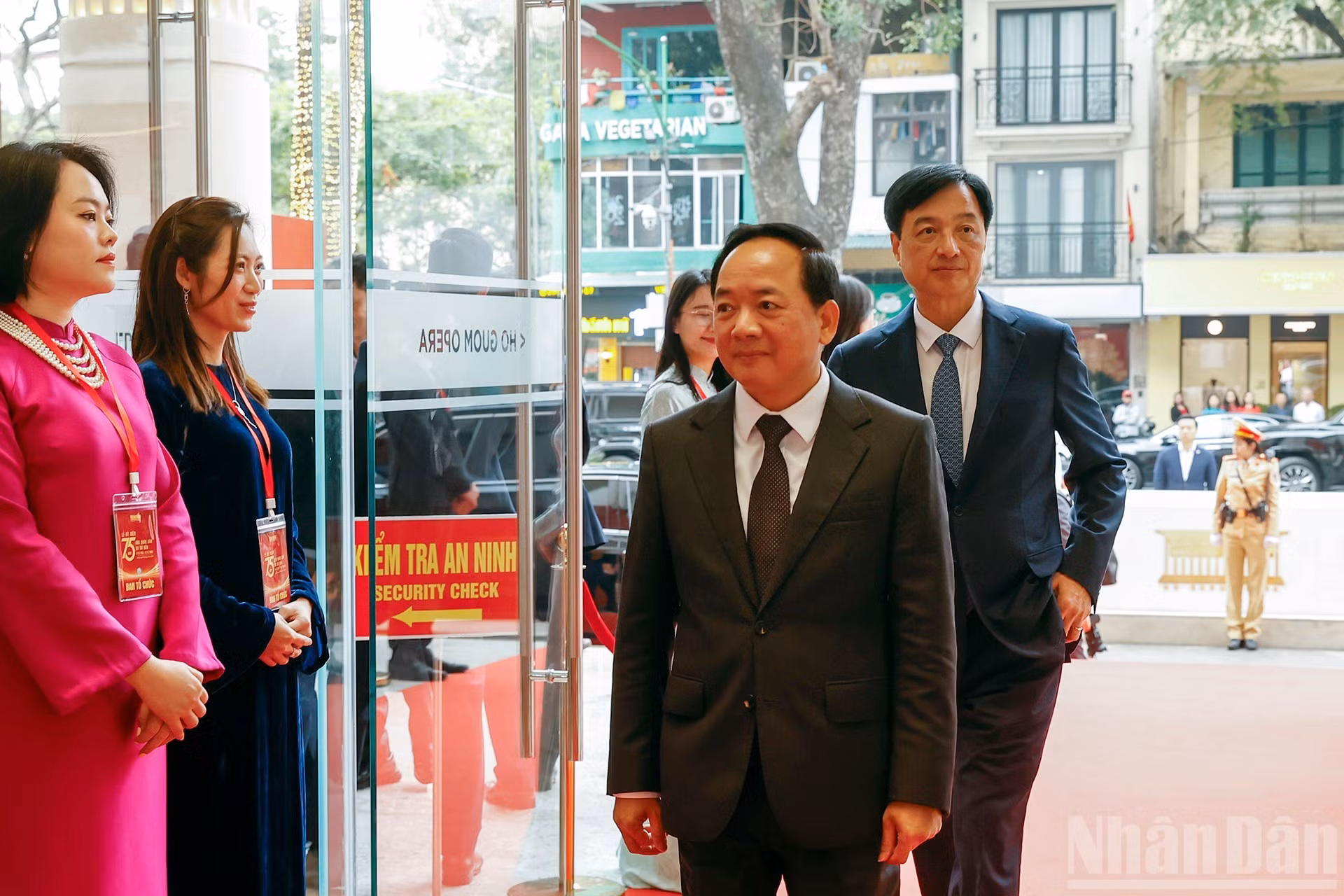 El jefe de la Comisión de Propaganda y Movilización de Masas, Trinh Van Quyet, y el secretario del PCV de Hanói, Nguyen Duy Ngoc, en el acto conmemorativo.