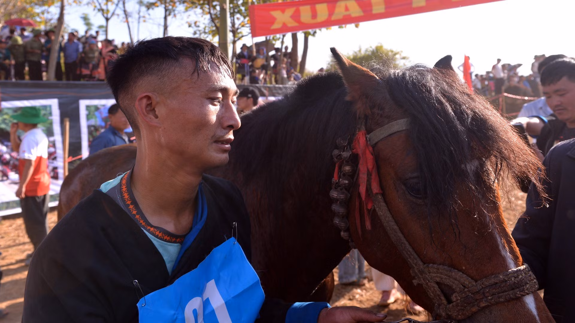 El dueño y su caballo después de completar la carrera.