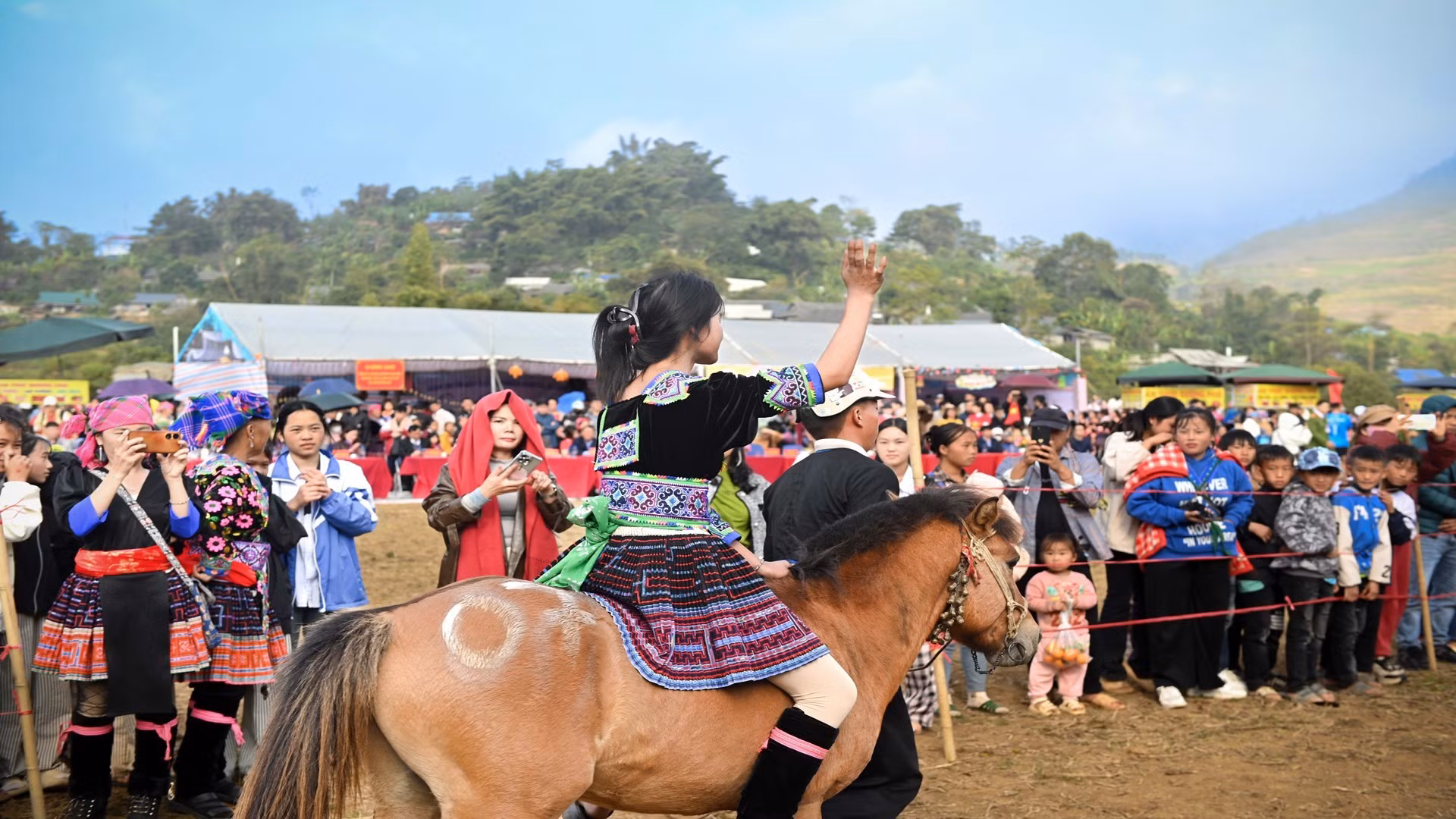El caballo vencedor sale a la pista.