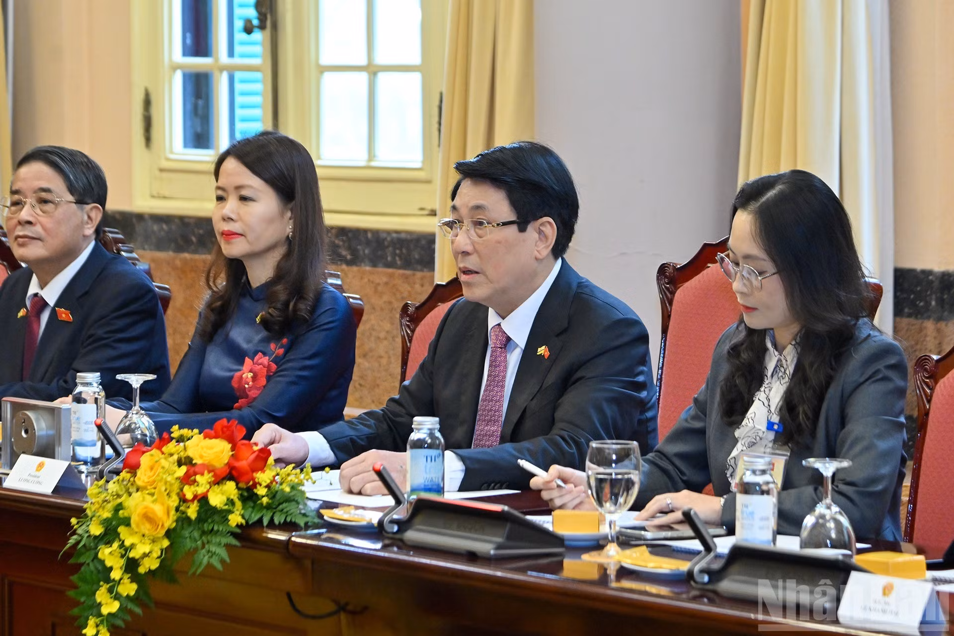 El presidente vietnamita Luong Cuong toma la palabra en el encuentro.