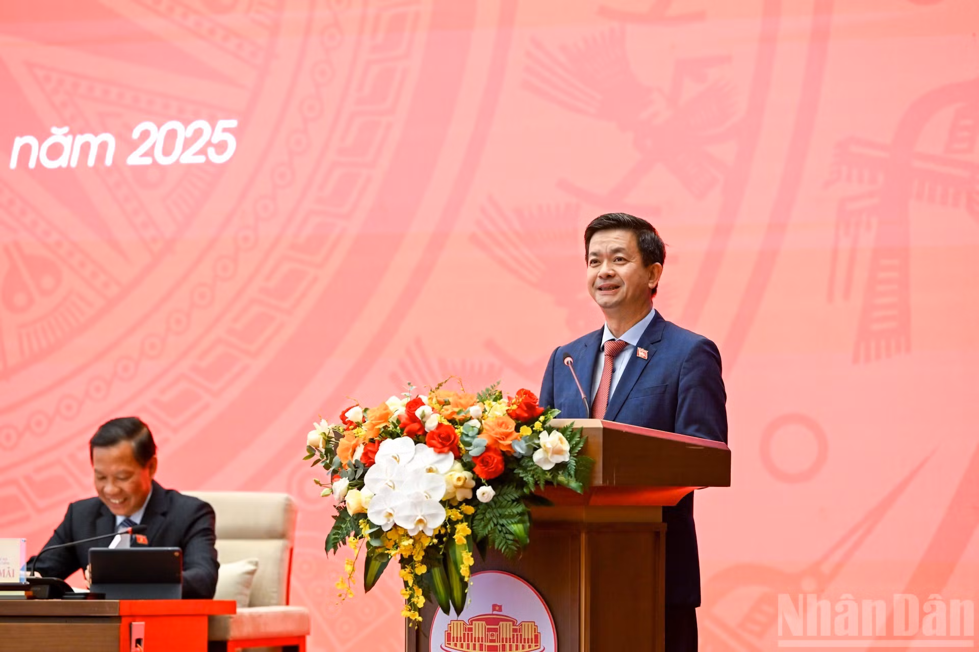 El secretario general del ANV y jefe de la Oficina Parlamentaria, Le Quang Tung habla en la cita.