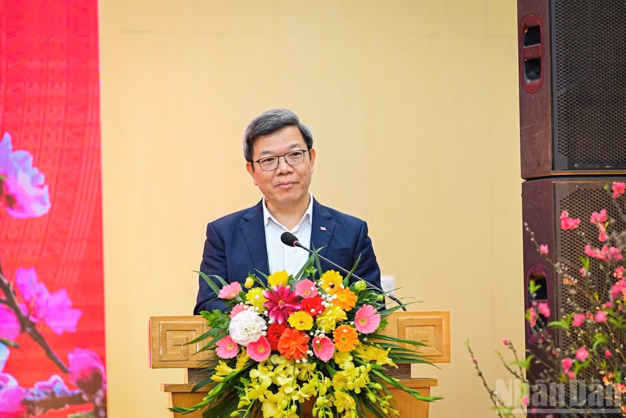Tong Van Thanh, jefe del Departamento de Prensa y Publicaciones de la Comisión de Propaganda y Movilización de Masas, presenta un informe sobre las actividades de prensa durante el Año Nuevo Lunar del Caballo 2026.