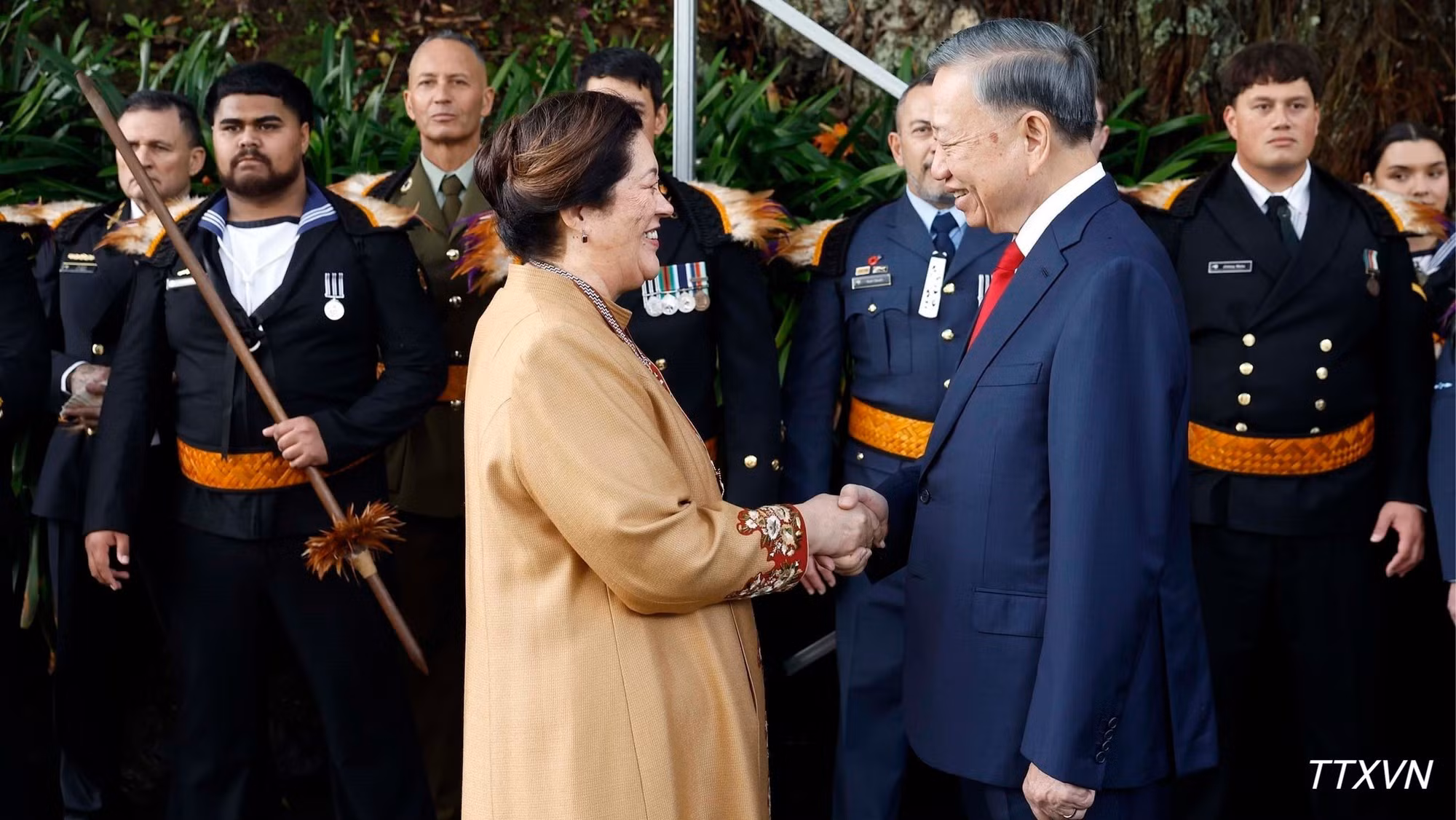 La gobernadora general de Nueva Zelanda, Dame Cindy Kiro, saluda al máximo dirigente de Vietnam, To Lam.