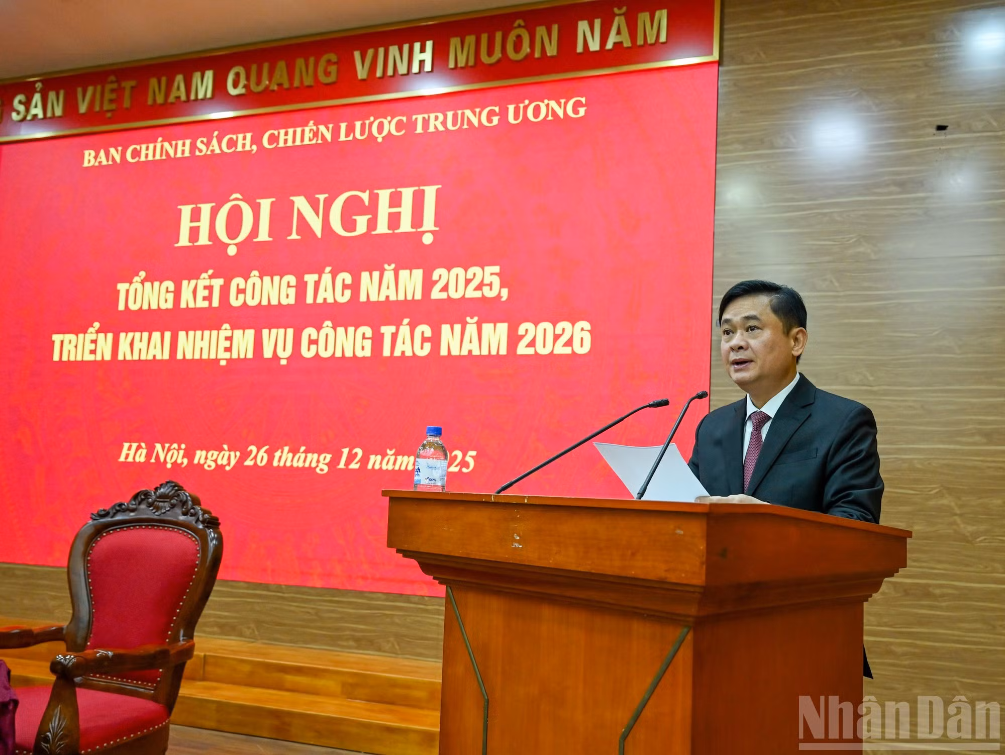 El subjefe permanente de Comisión de Política y Estrategia del Comité Central Thai Thanh Quy habla en la conferencia.