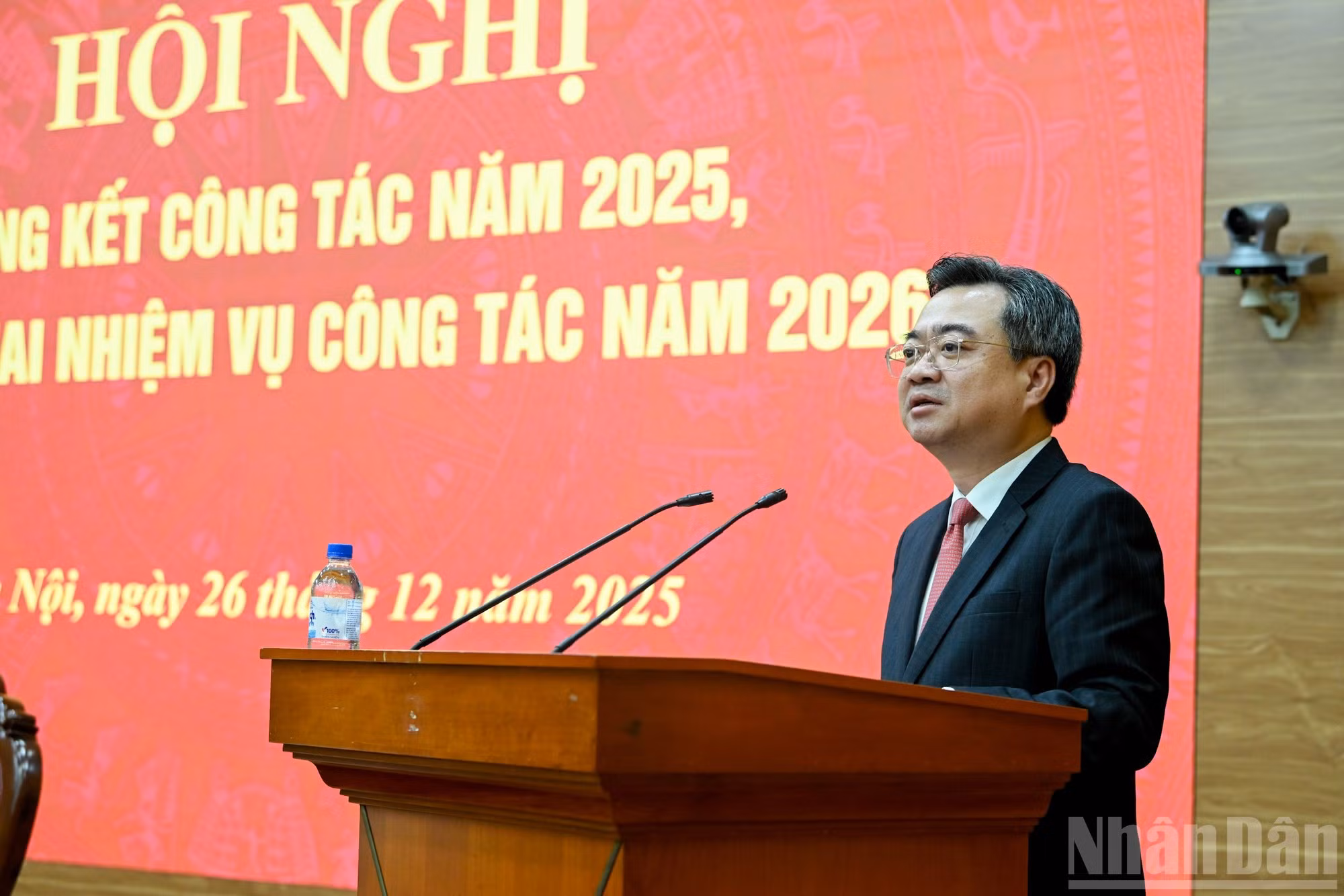 El jefe de la Comisión de Política y Estrategia del Comité Central del PCV, Nguyen Thanh Nghi, habla en la conferencia.