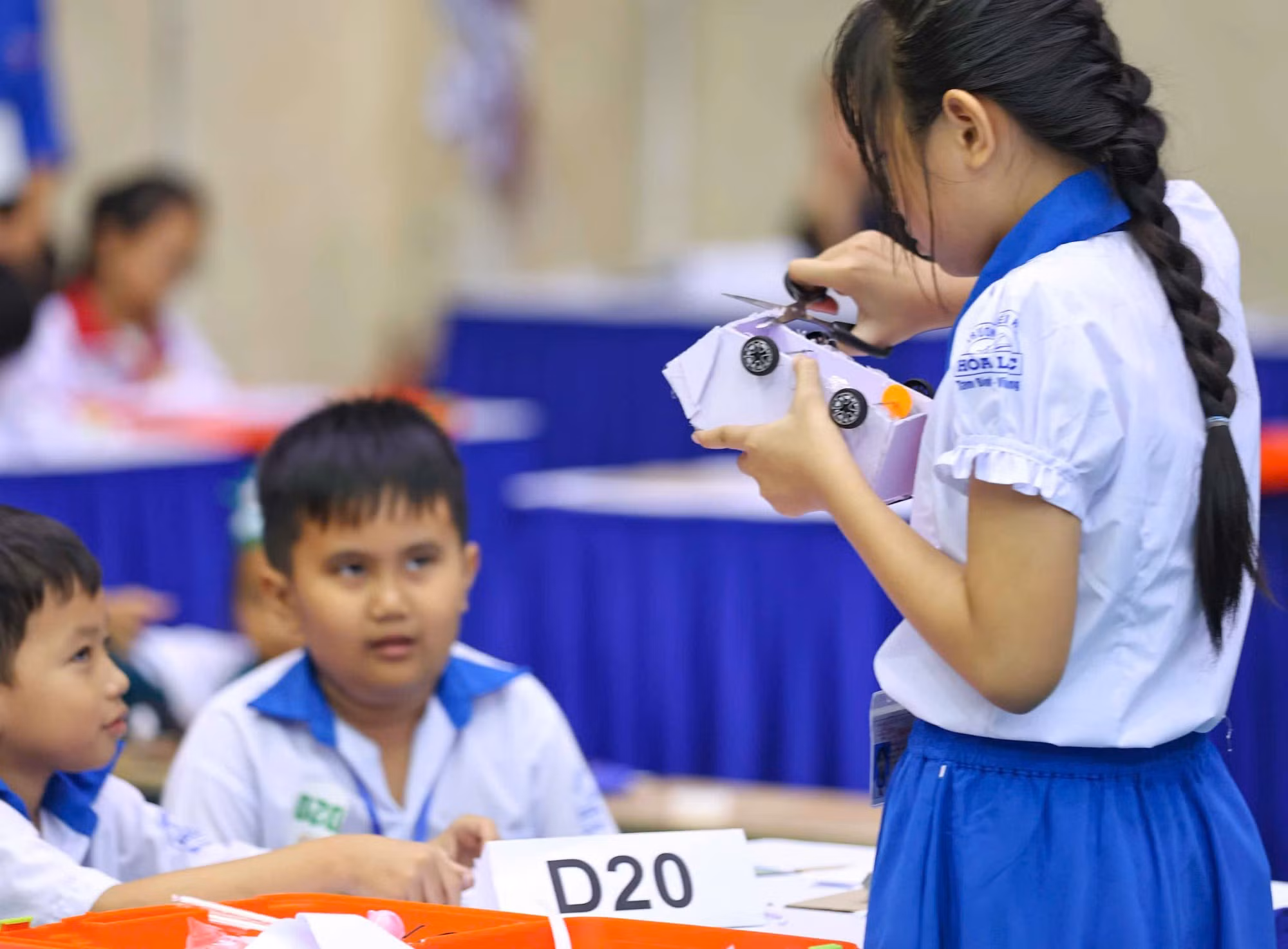 Los estudiantes también difunden la pasión por la educación STEM en la comunidad.