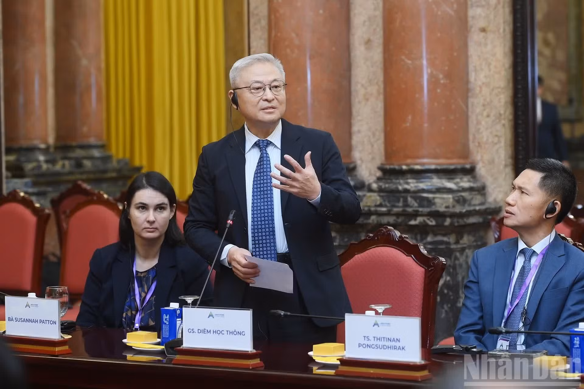 Un representante internacional presenta su opinión.