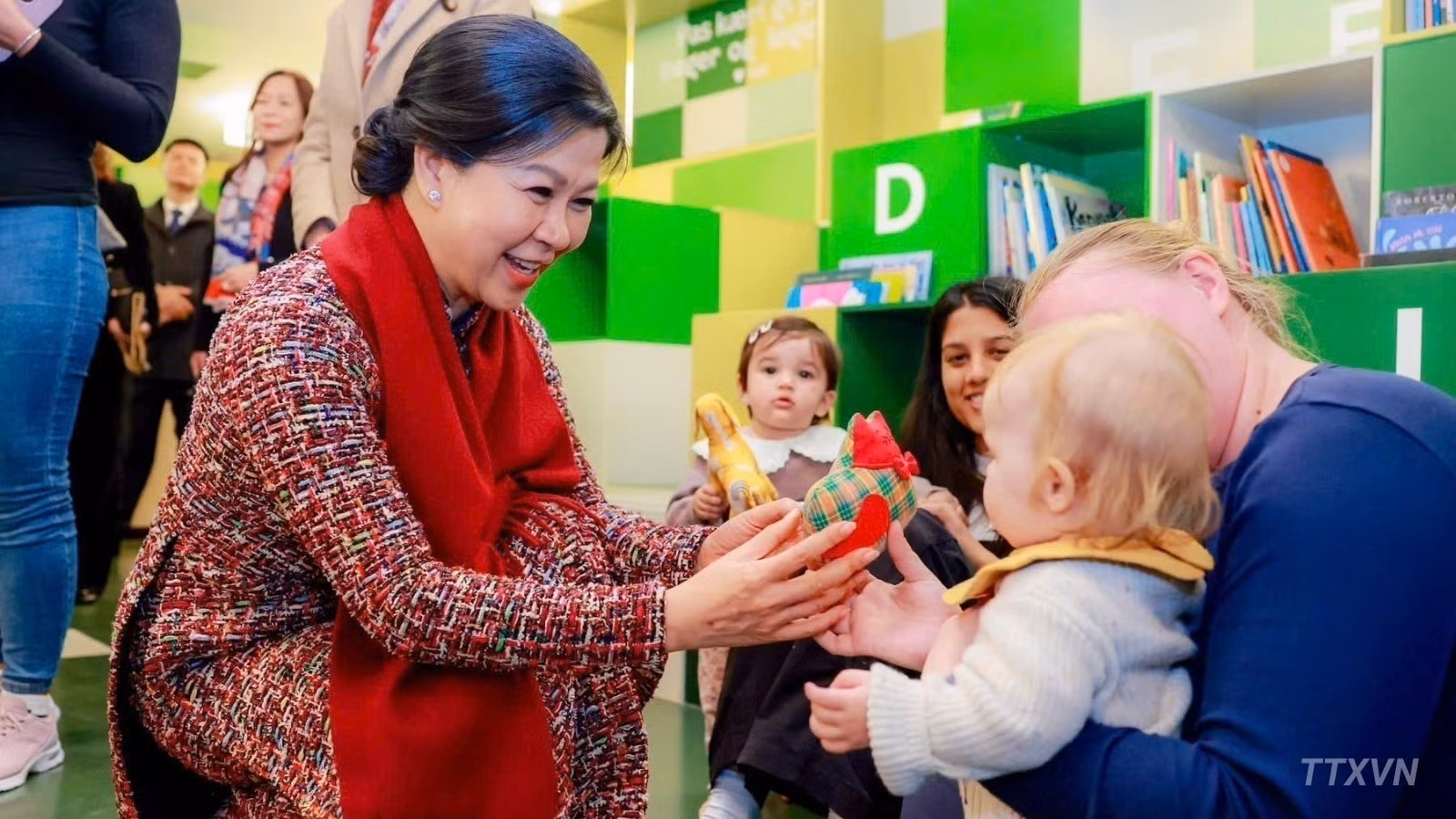 Ngo Phuong Ly, esposa del secretario general del Partido Comunista y presidente de Vietnam, To Lam, y la reina de Dinamarca, María, visitan el área infantil de la biblioteca.