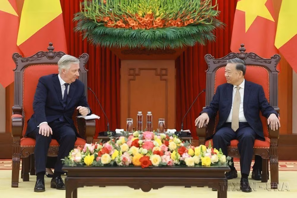 El secretario general del PCV, To Lam, se reúne con el rey Felipe de Bélgica durante la visita de este a Vietnam el 1 de abril de 2025. (Foto: VNA)