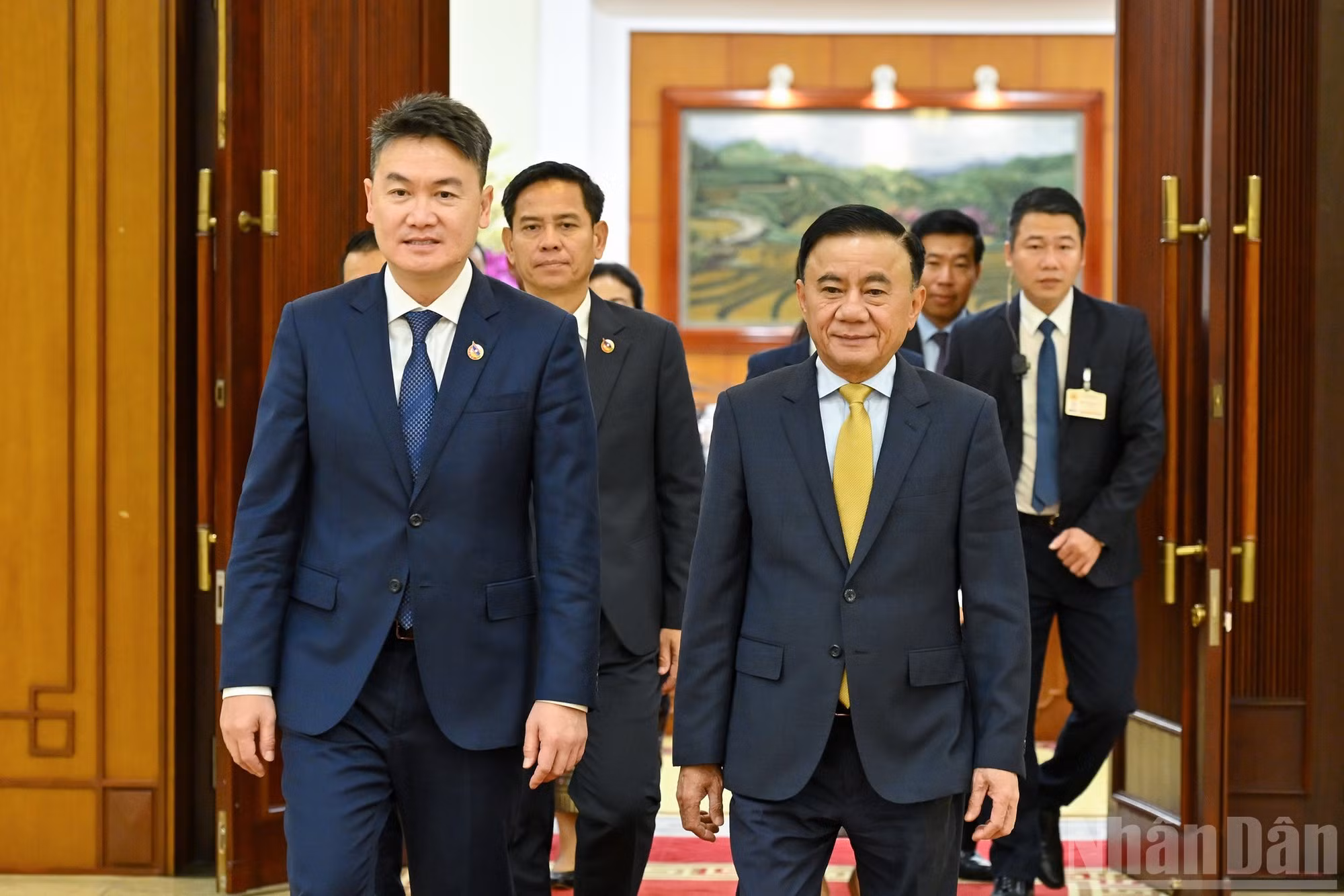 El miembro del Buró Político y permanente del Secretariado del Comité Central del Partido Comunista de Vietnam, Tran Cam Tu, y el secretario de la Unión de la Juventud Revolucionaria de Laos, Thongly Sisoulith.