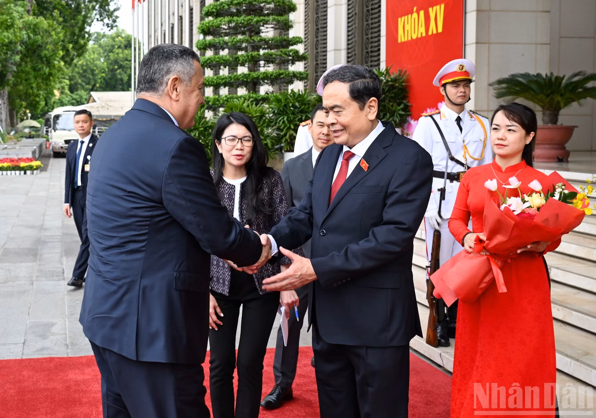 El dirigente legislativo Tran Thanh Man recibe al presidente de la Cámara baja de Uzbekistán, Nuriddin Ismoilov
