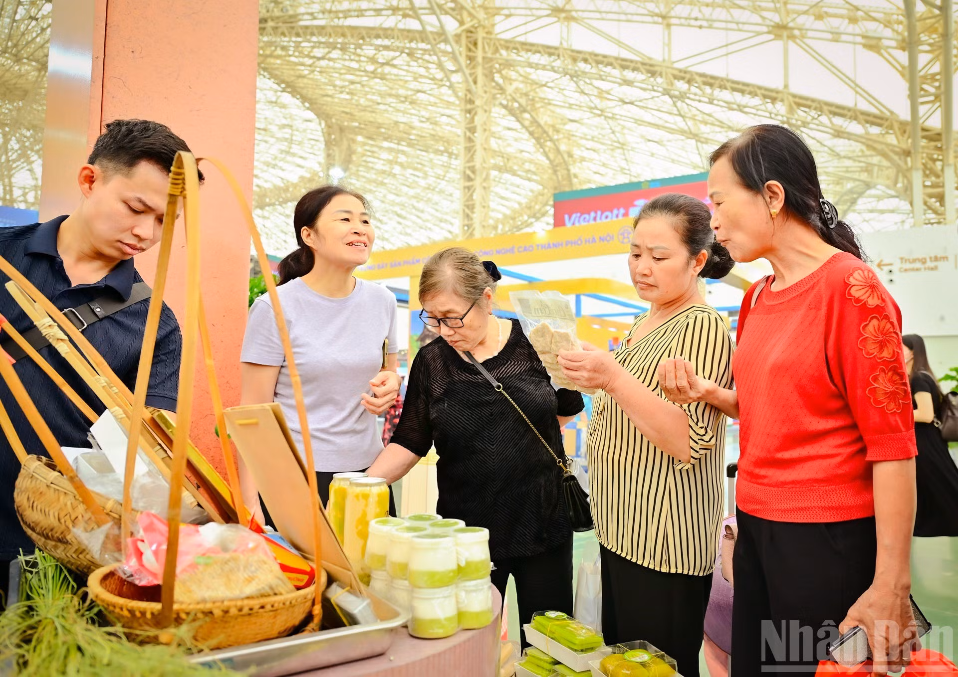Los productos elaborados a partir de cốm (arroz glutinoso tierno) atraen a numerosos visitantes.