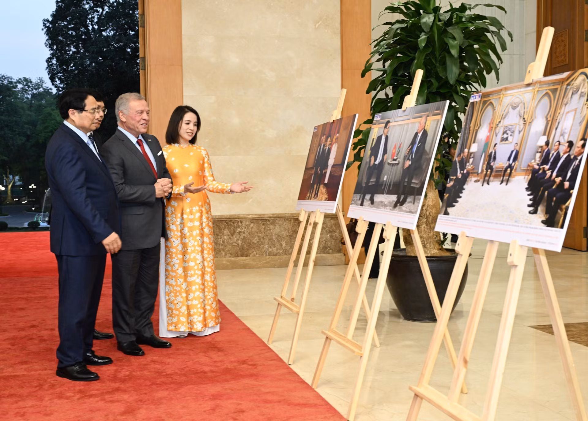 El premier vietnamita Pham Minh Chinh y el rey jordano Abdalá II Ibn Al Hussein visitan una exhibición sobre la cooperación entre ambos países.