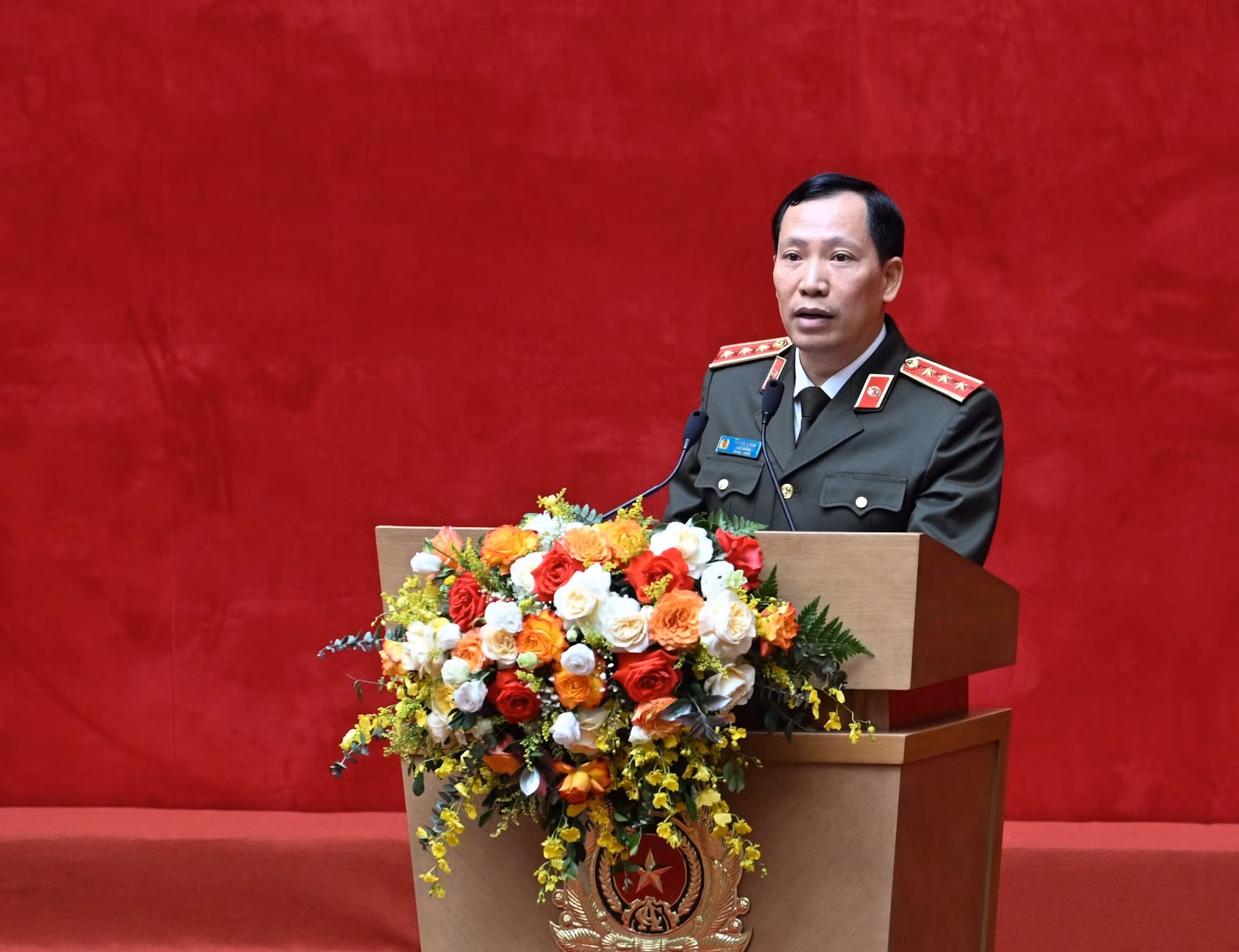 El teniente general Le Van Tuyen, viceministro de Seguridad Pública, interviene en la conferencia.