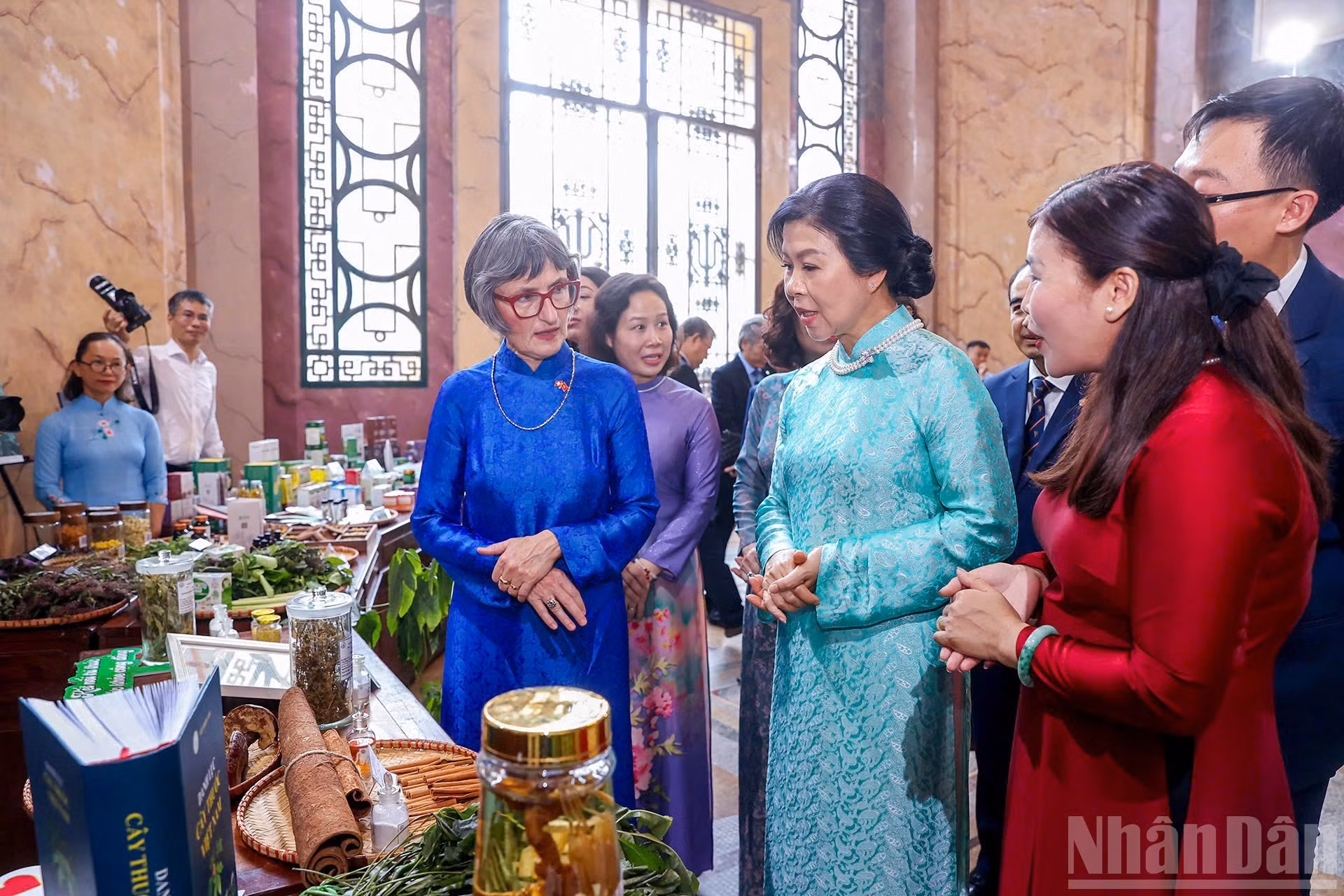 La primera dama Ngo Phuong Ly presenta la costumbre del uso de plantas medicinales en la atención sanitaria de los vietnamitas.