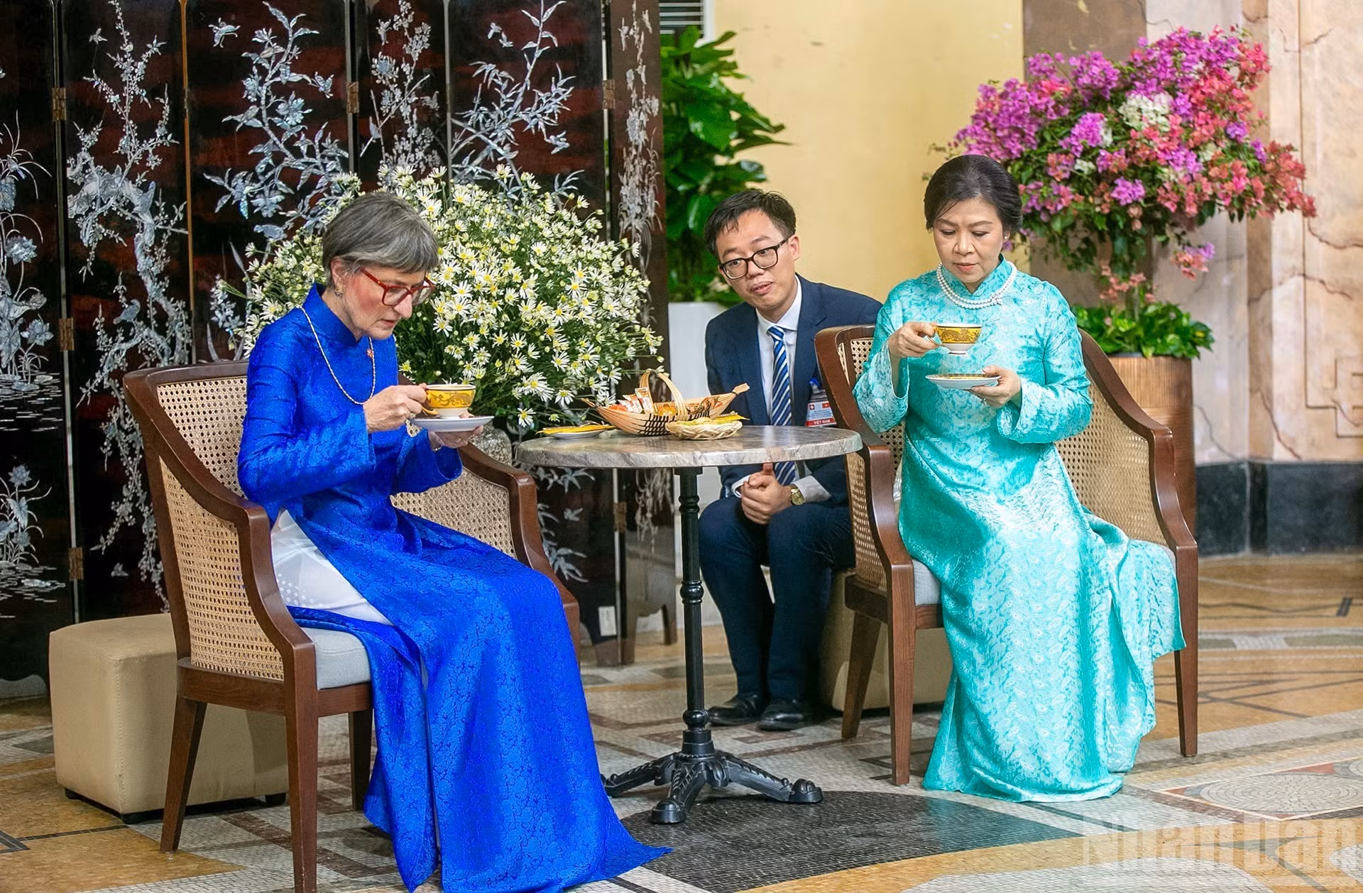 Ambas damas disfrutan de té de hierbas y pasteles tradicionales vietnamitas, intercambiando aspectos propios de la cultura, la naturaleza y la vida del pueblo de ambos países.