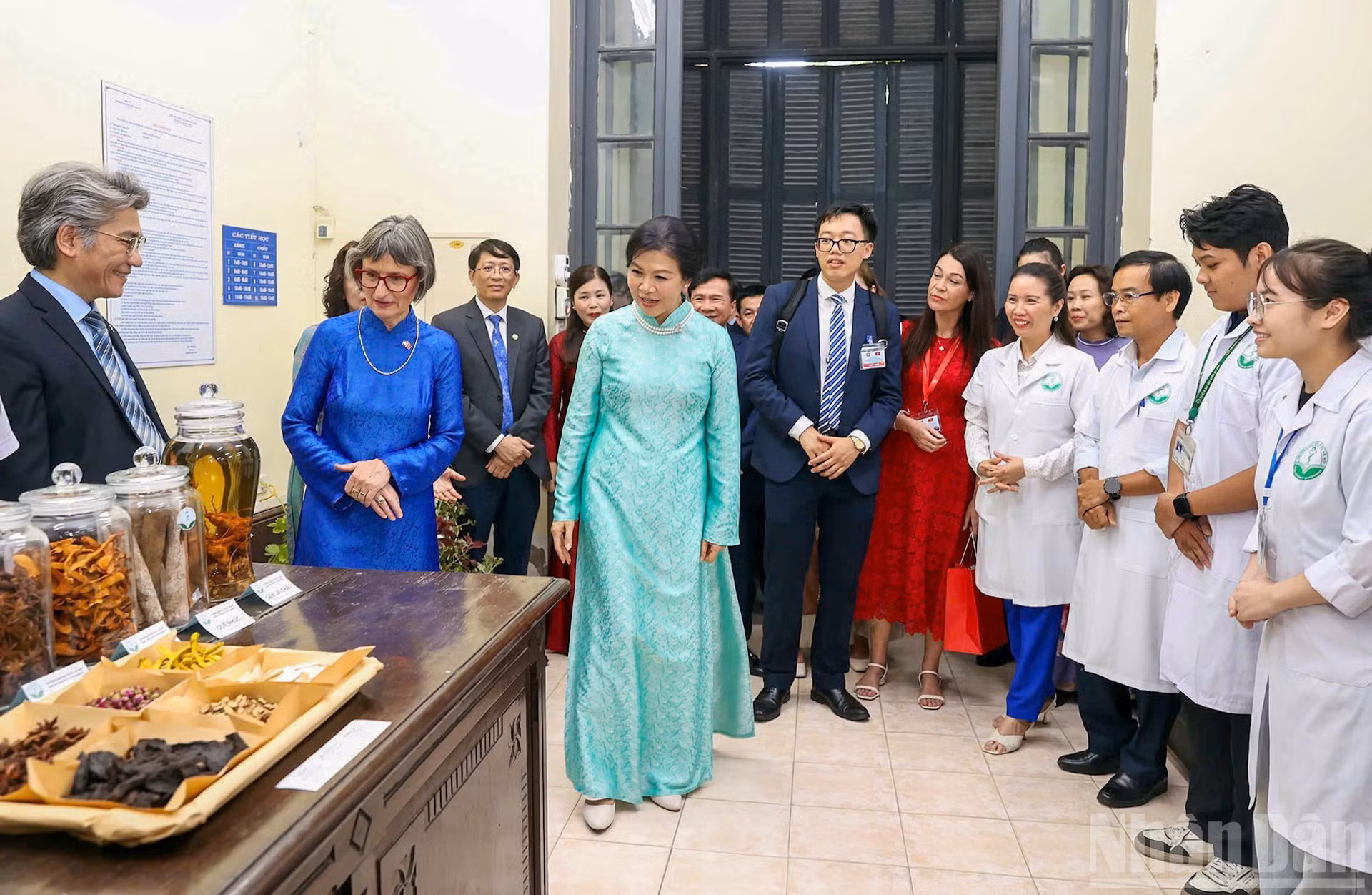 La primera dama Ngo Phuong Ly y su par suiza Caroline Parmelin visitan el área de exhibición del Instituto de Materiales Medicinales.