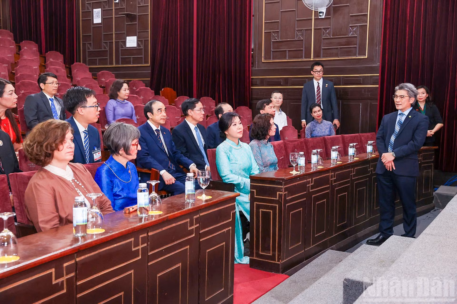 Ambas primeras damas conocen la historia de la medicina tradicional, así como plantas medicinales, remedios a base de hierbas y métodos tradicionales de atención médica de Vietnam.