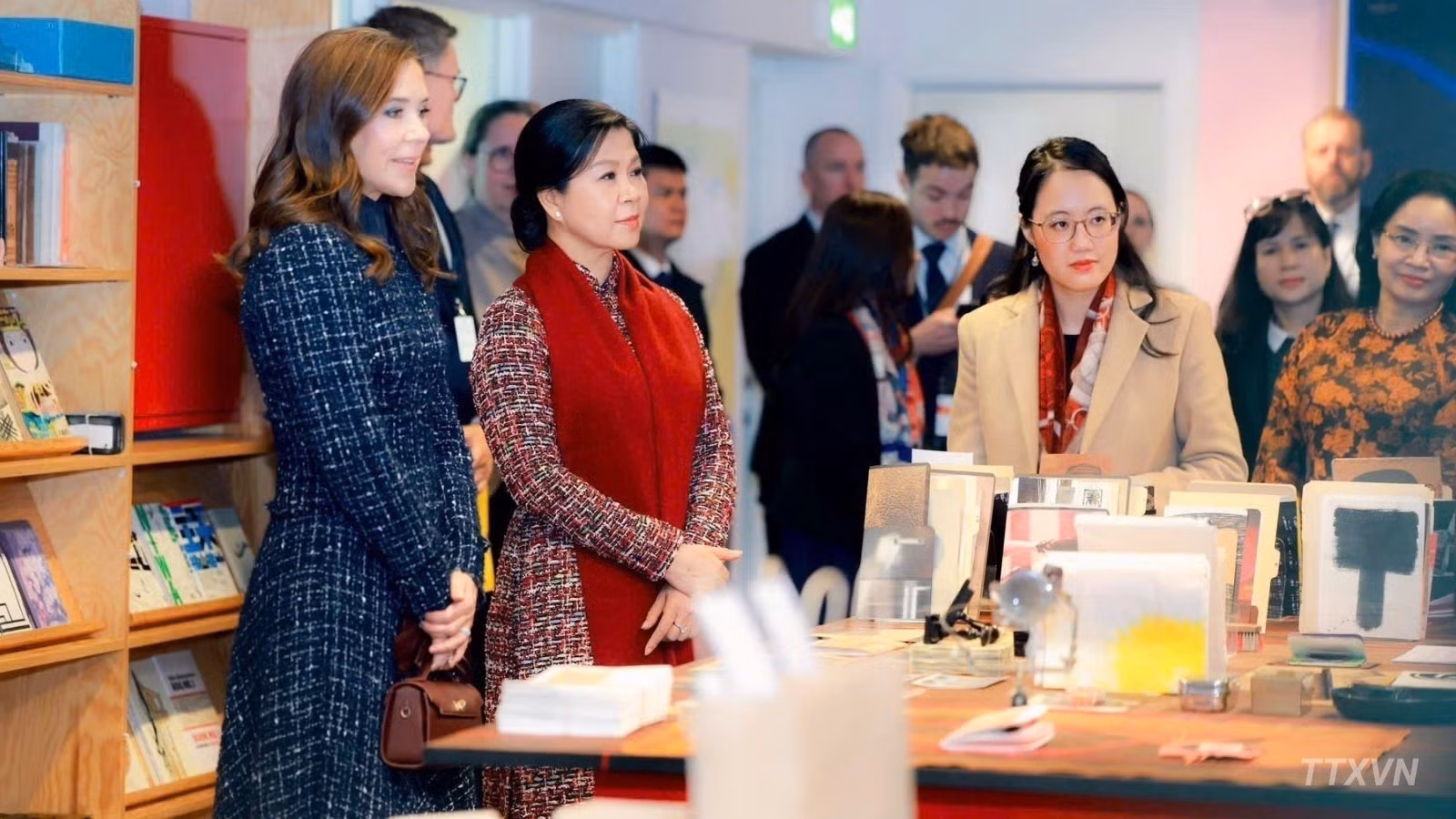 Ngo Phuong Ly, esposa del máximo dirigente de Vietnam, To Lam, y la reina de Dinamarca, Mary, visitan una sala de lectura.