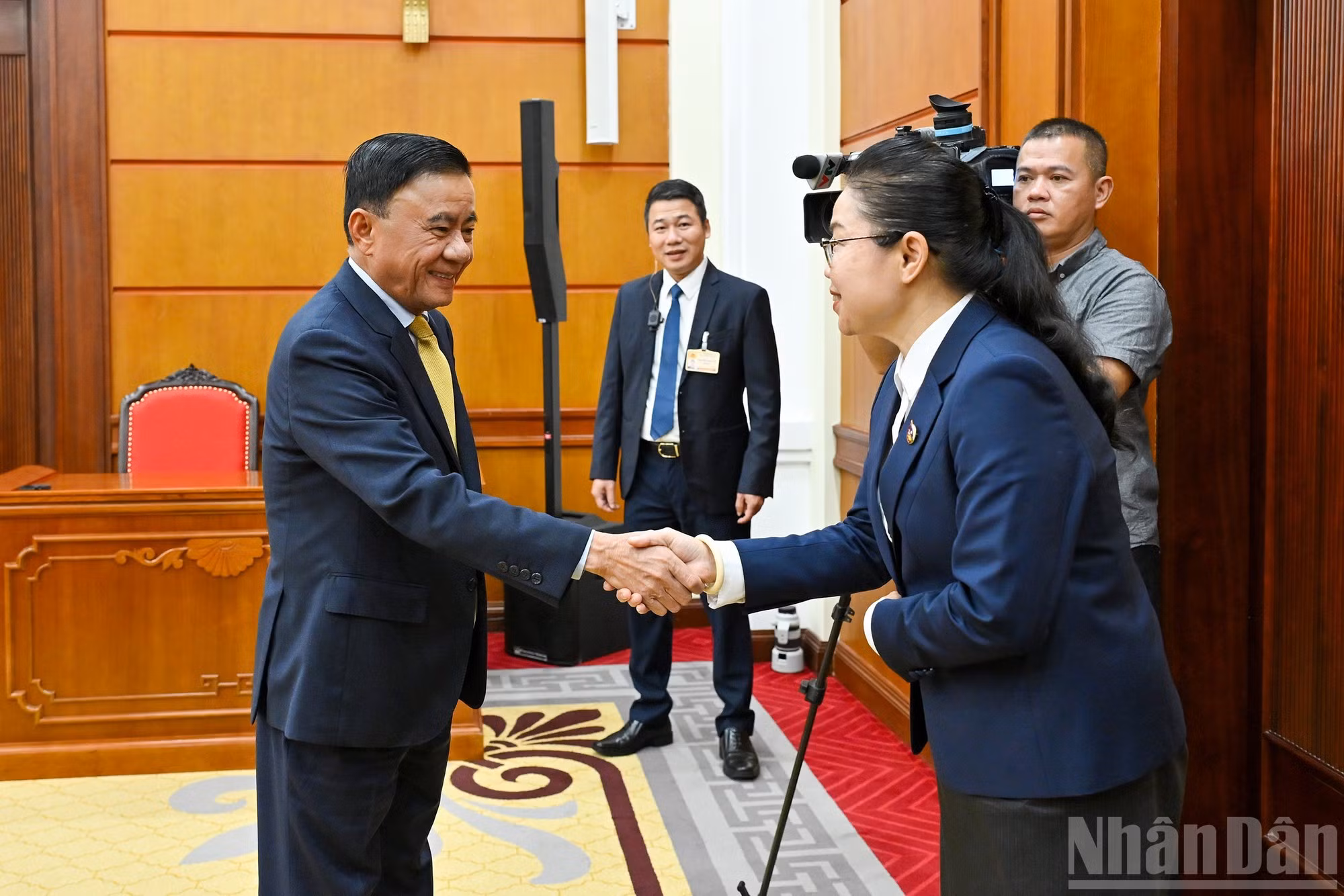Tran Cam Tu recibe a los miembros de la delegación de la Unión de la Juventud Revolucionaria de Laos.