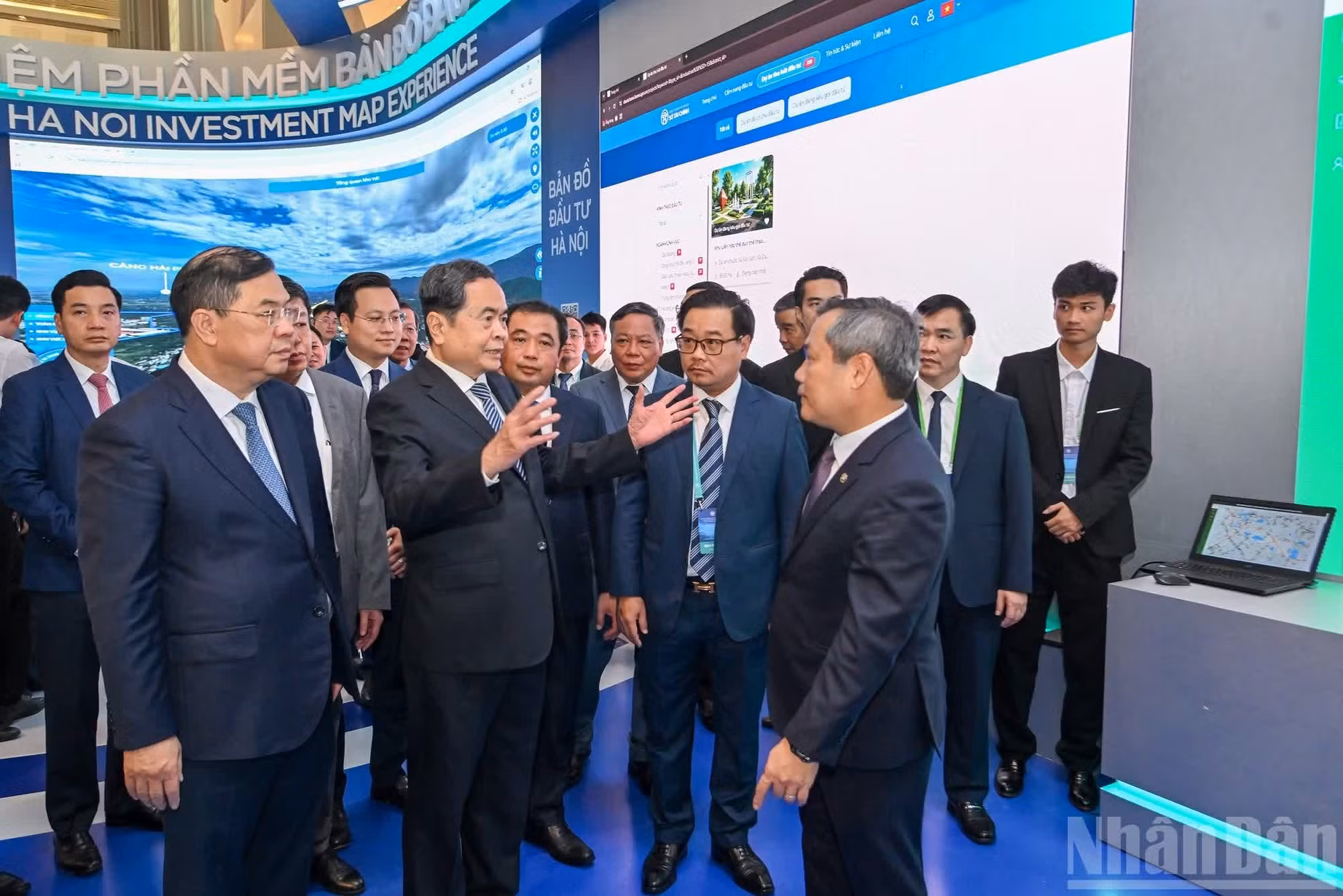 El líder legislativo visita el espacio de exhibición que muestra el Parque Industrial Digital, el Gobierno Digital y el Centro de Innovación en la conferencia.
