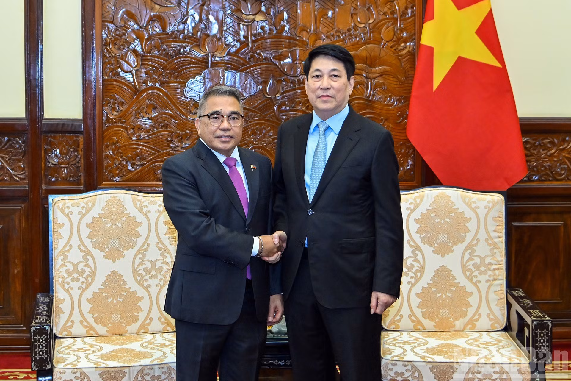 El presidente de Vietnam, Luong Cuong, se reúne con el embajador de Filipinas, Meynardo Los Banos Montealegre.